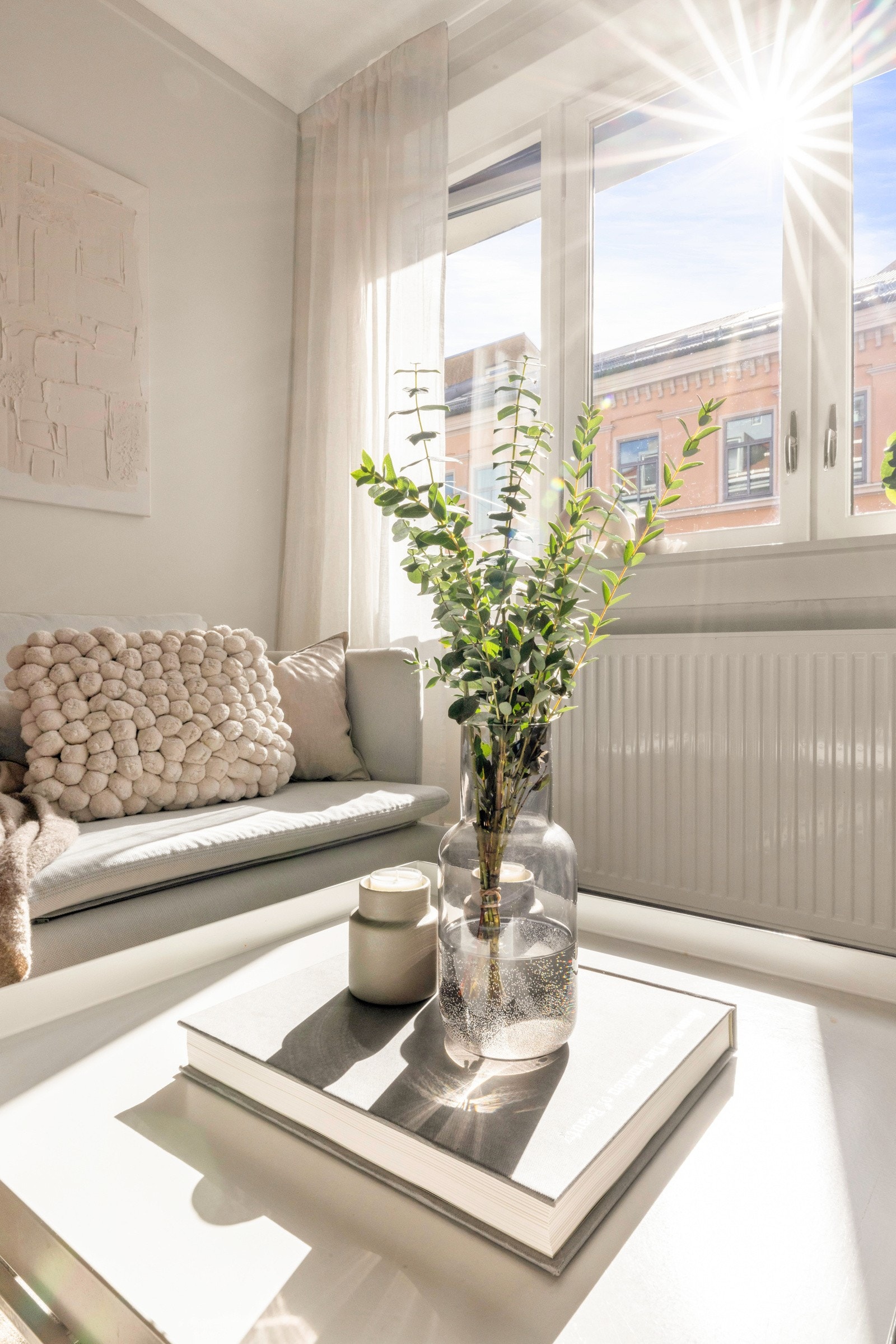 Store vindusflater som slipper inn naturlig lys Galleribilde