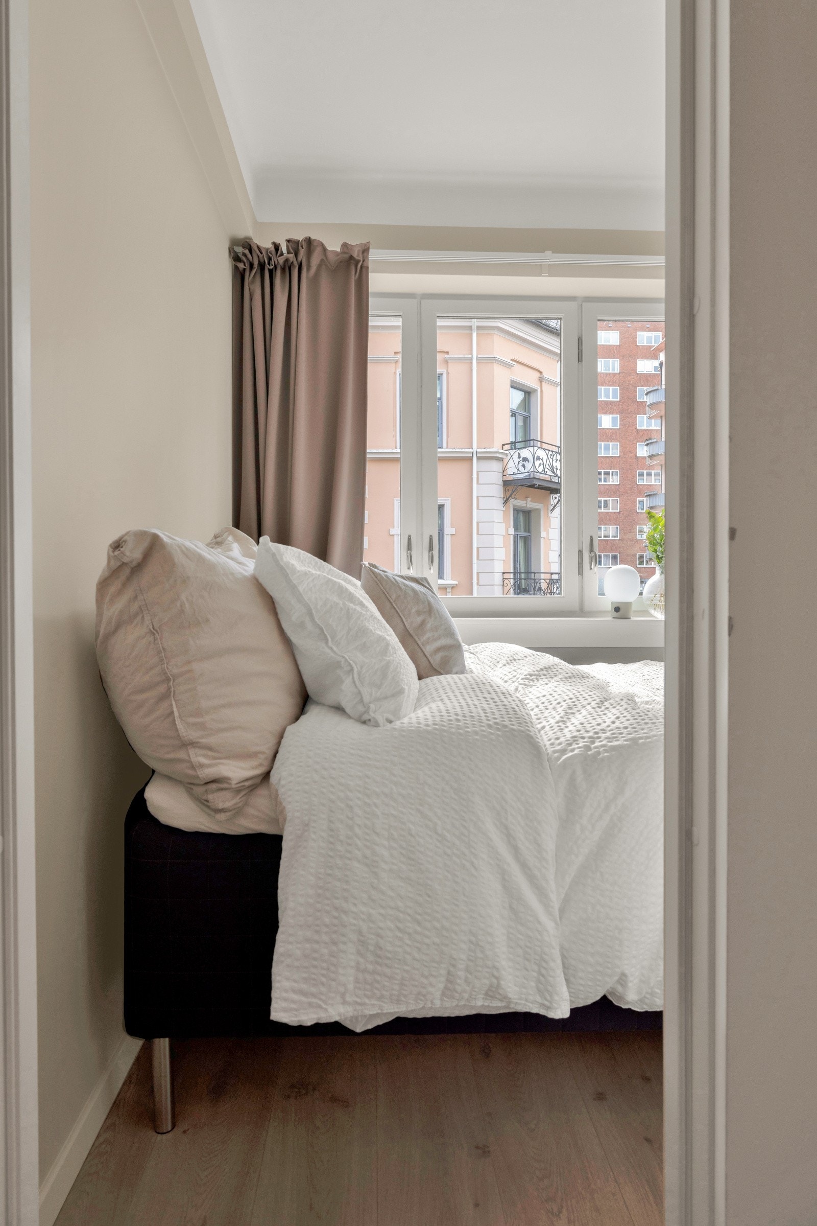 Inngang til soverom fra kjøkken/stue Galleribilde