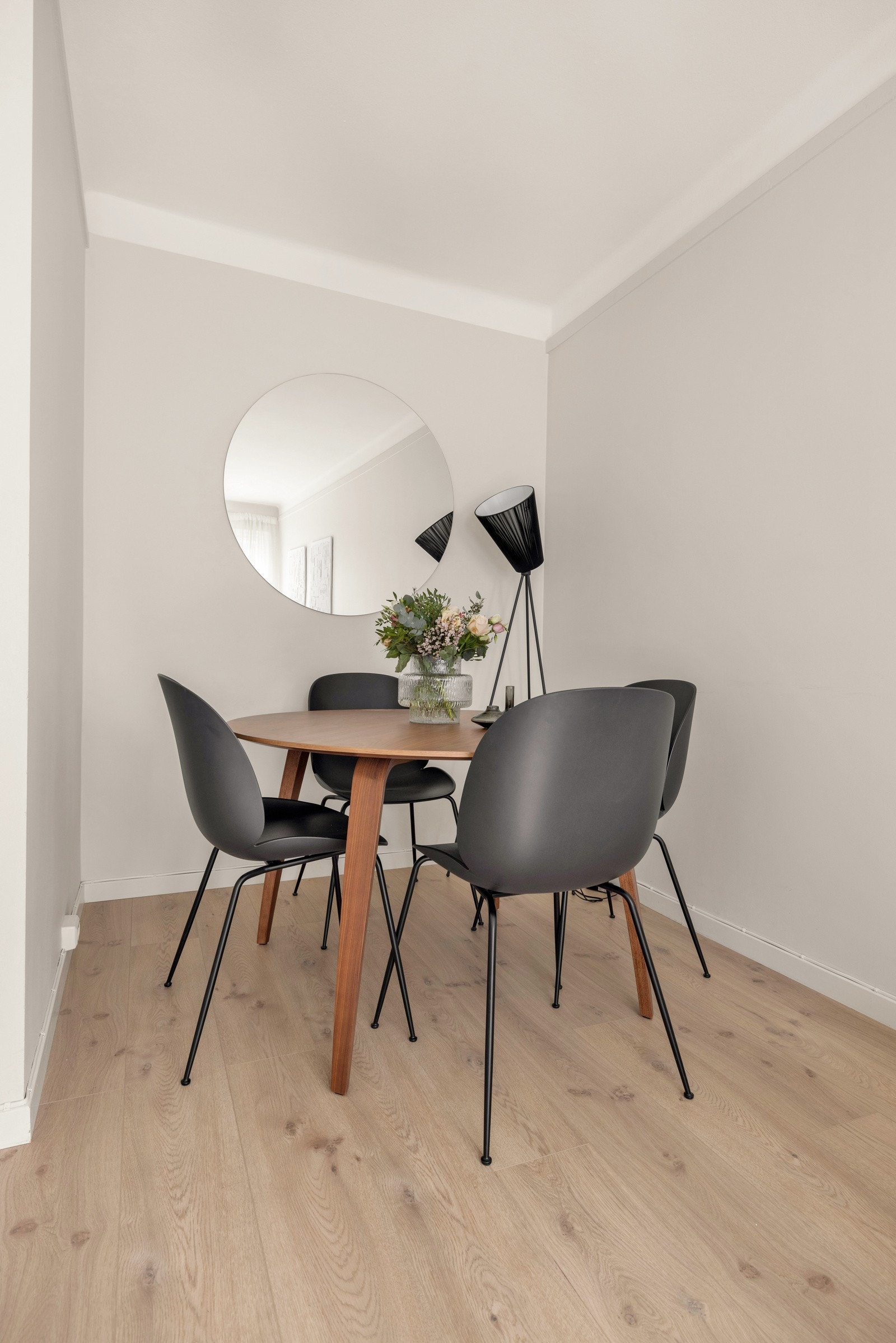 Naturlig sonedeling med plass til romslig spisebord hvor du kan invitere venner og bekjente til et hyggelig måltid Galleribilde