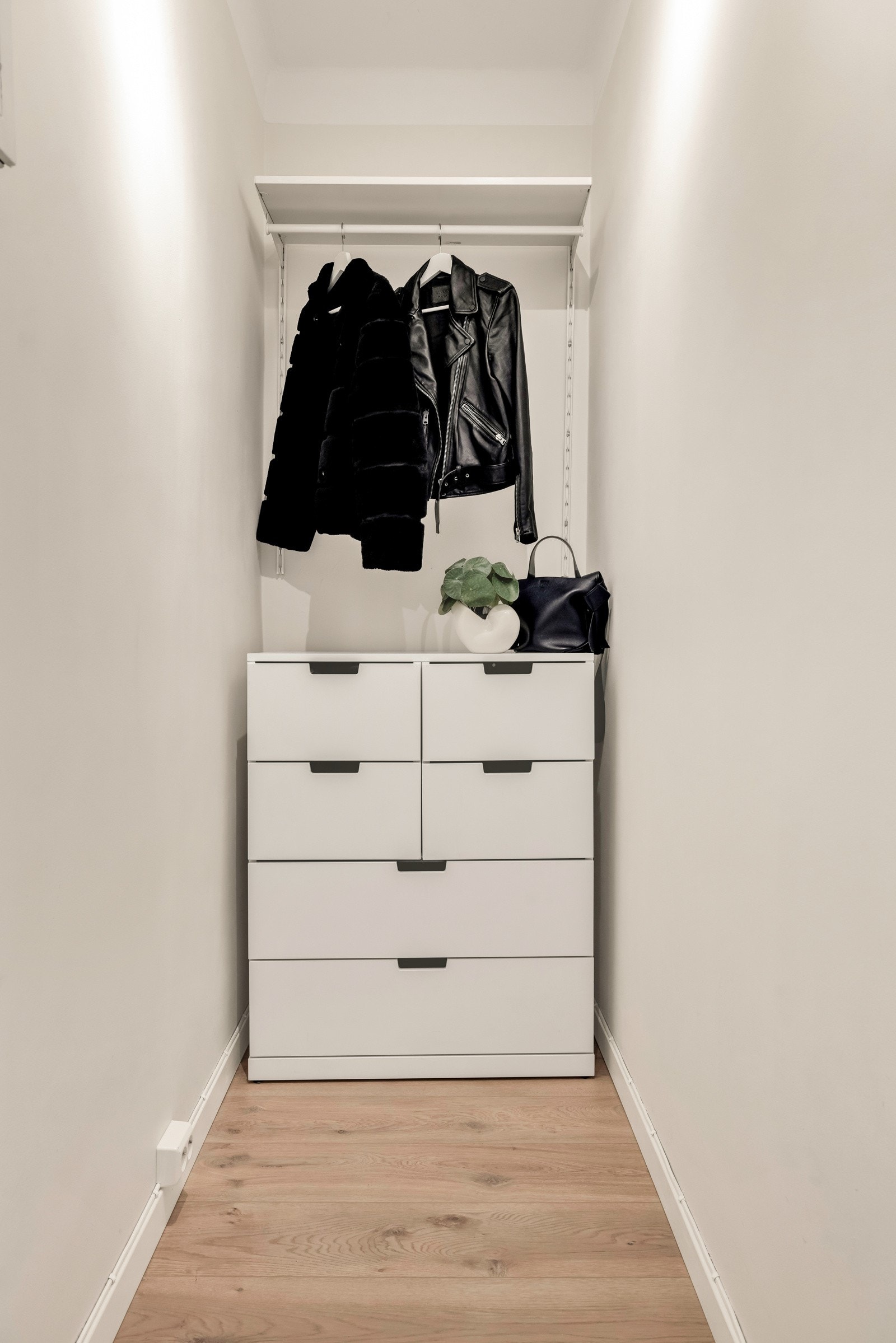 Praktisk bodrom i tilknytning til entré med god plass til oppbevaring Galleribilde