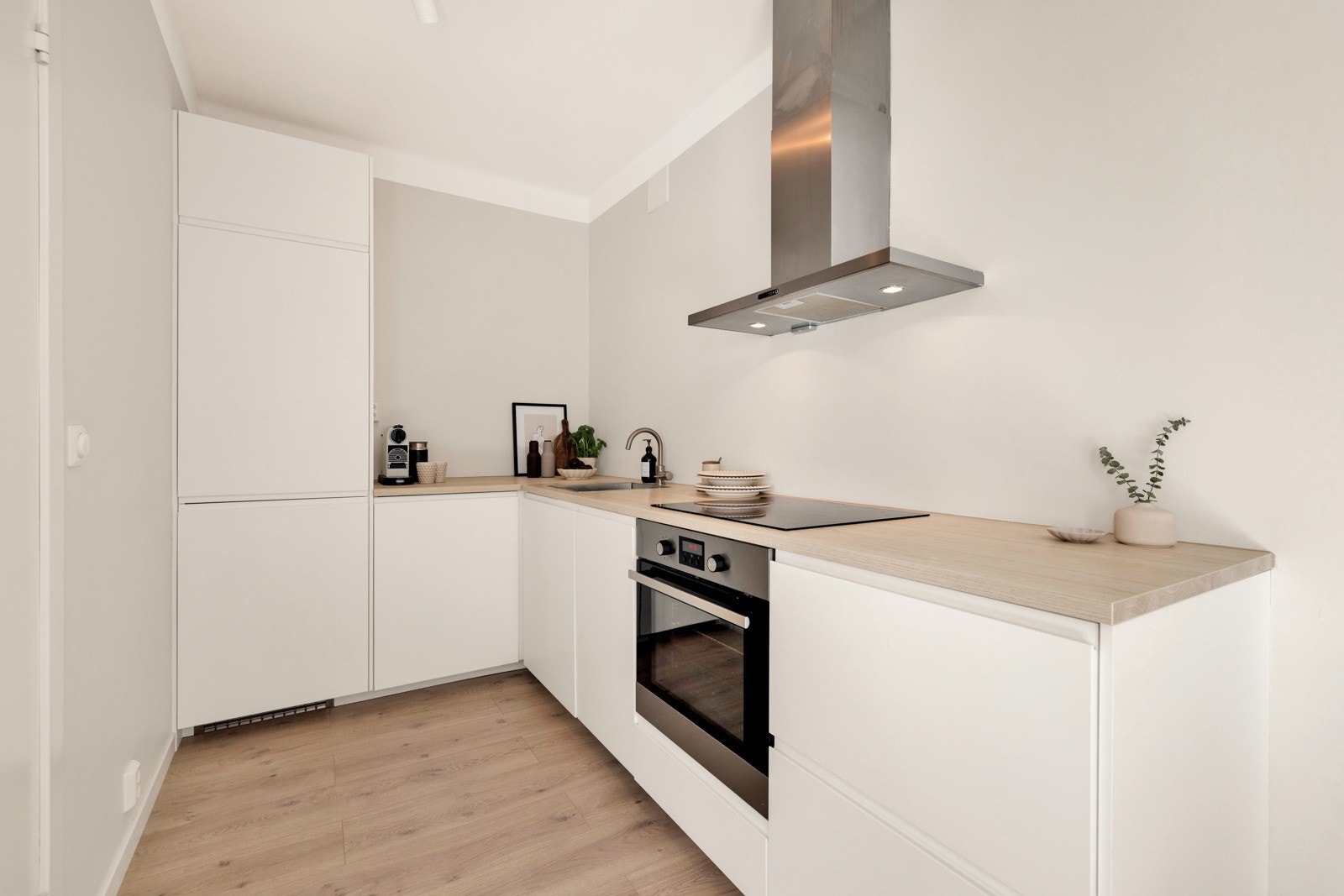 Stilren kjøkkeninnredning fra IKEA med glatte fronter fra 2020 Galleribilde