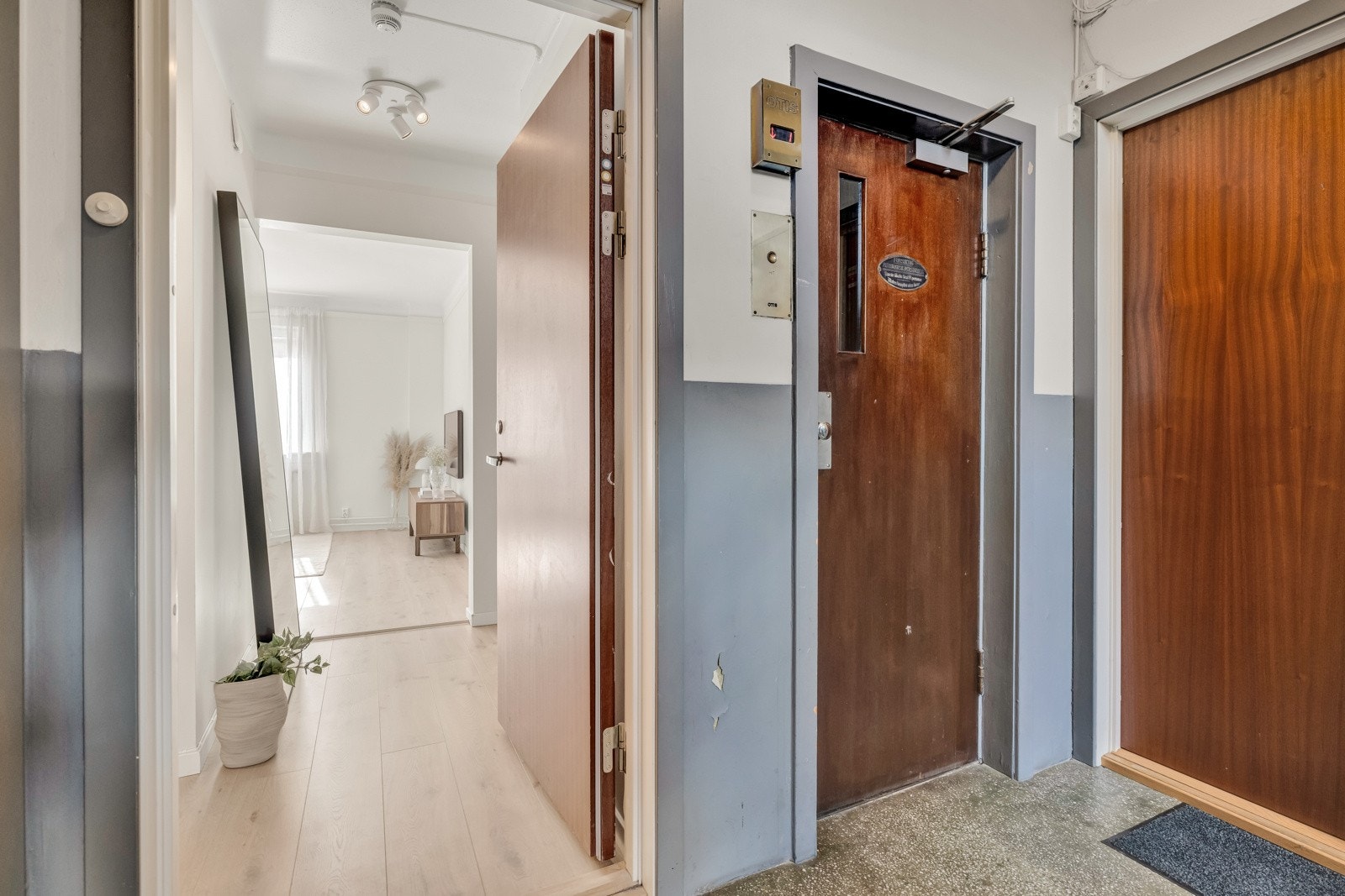 Det er heis i bygget som tar deg direkte fra inngangsetasje til leiligheten Galleribilde