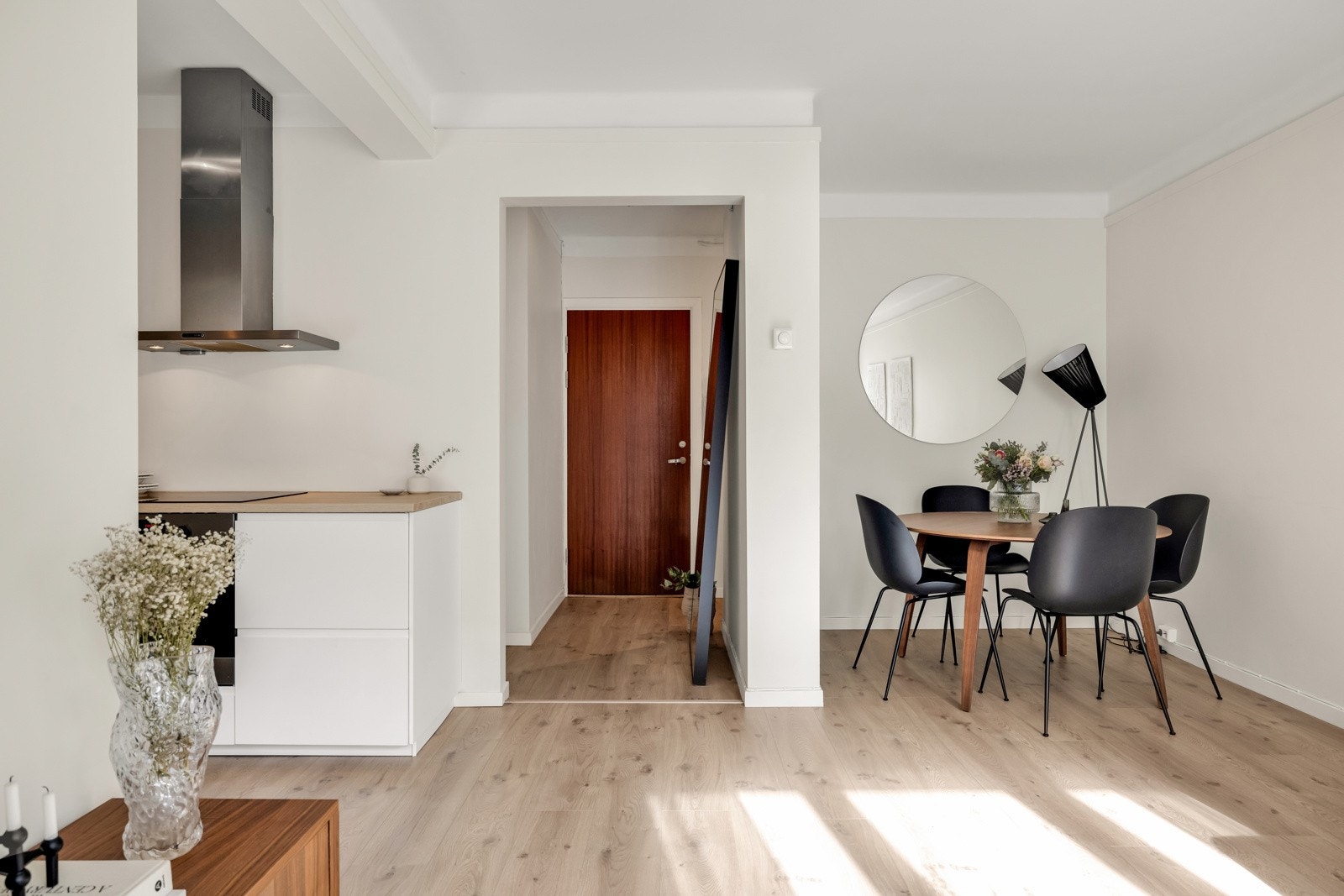 Pene gulvflater av laminat som binder sammen leiligheten til helhet Galleribilde