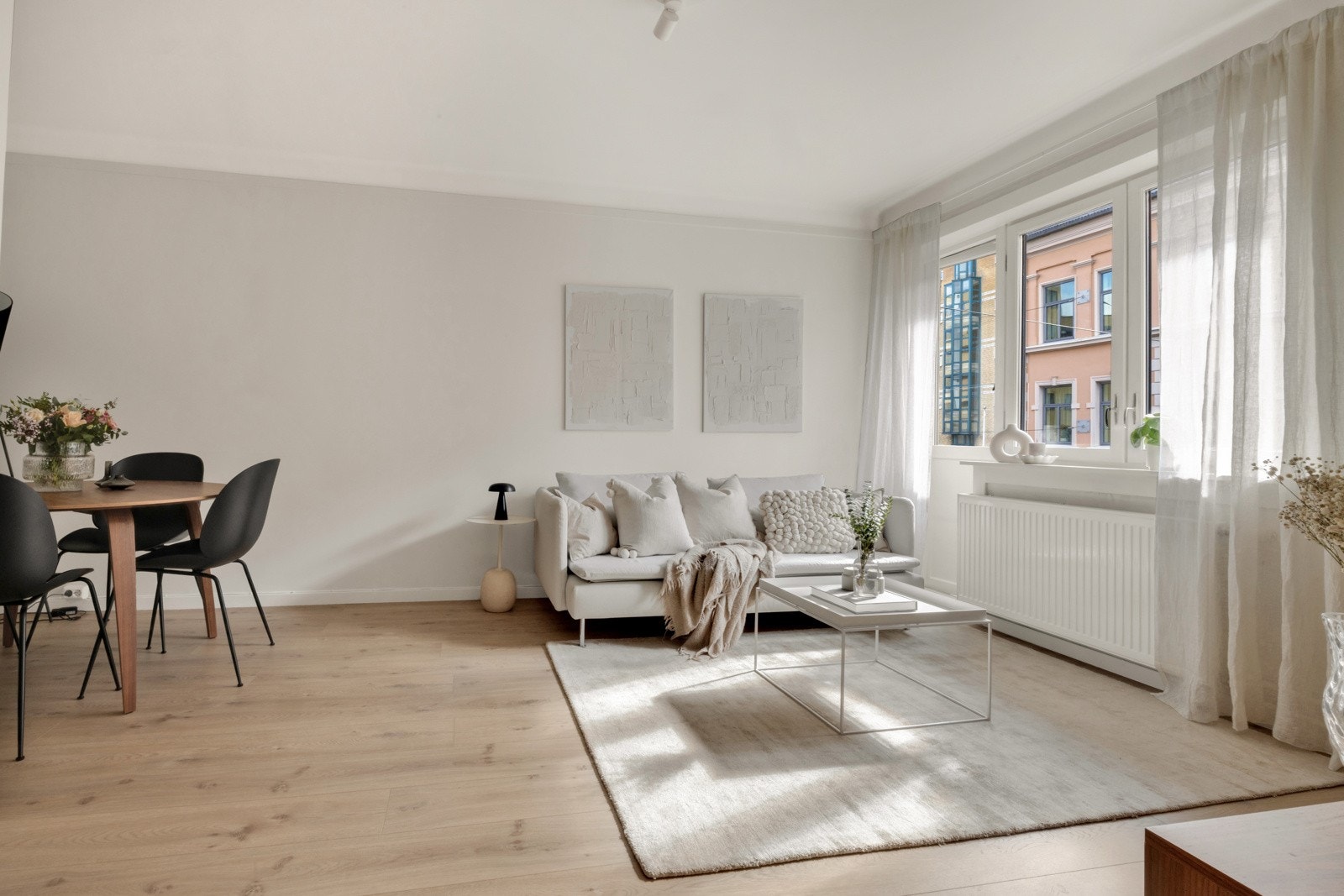 Romslig stue med en god takhøyde på 2,58 m samt pene overflater som gjør det til et helhetlig rom Galleribilde