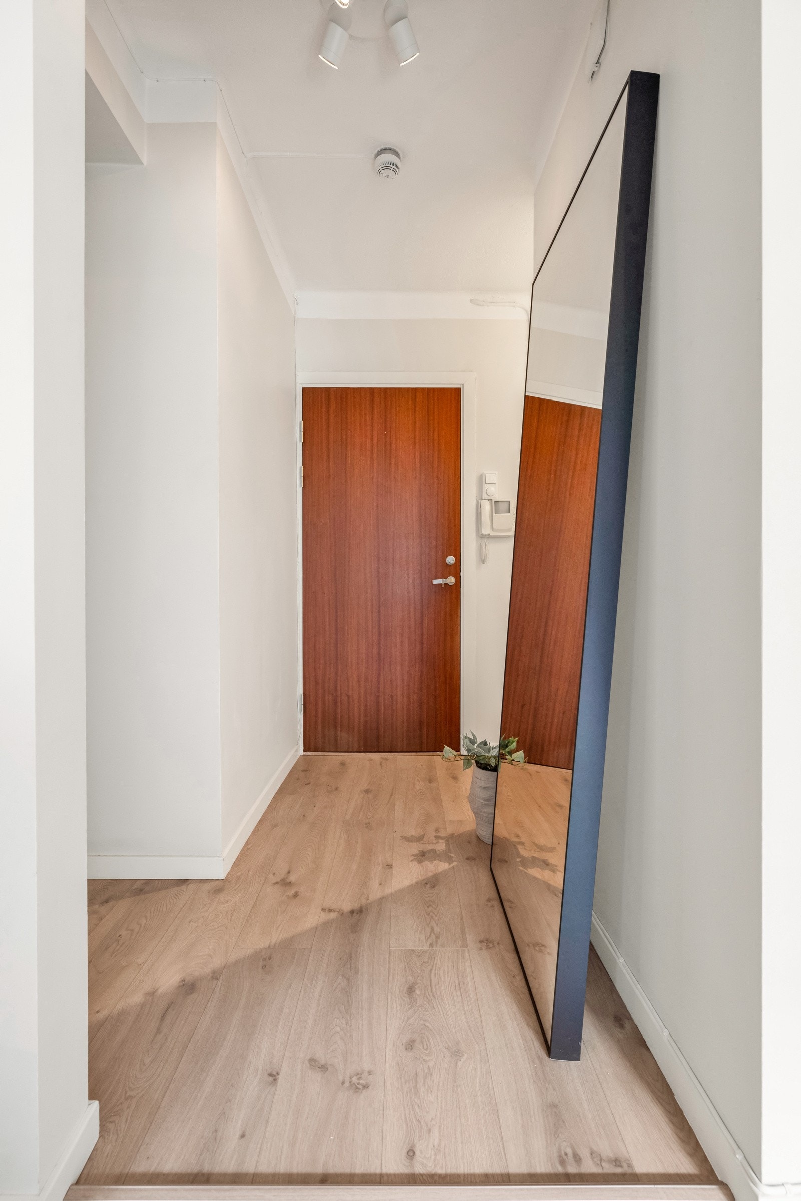 Innbydende entré med plass til knagger samt oppevaringsmuligheter Galleribilde