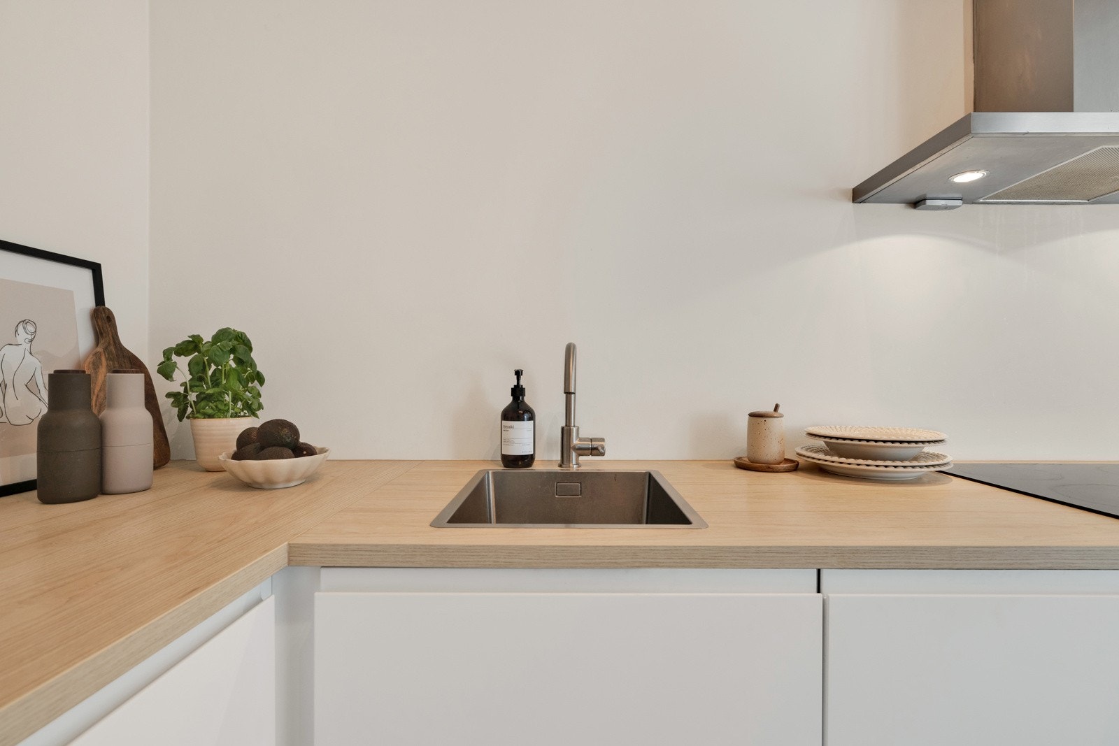 kjøkkeninnredningen består av laminat benkeplate med nedfelt kum i rustfritt stål samt Integrerte hvitevarer. Det er integrert induksjonsplatetopp, stekeovn og oppvaskmaskin samt kjøl/frys Galleribilde