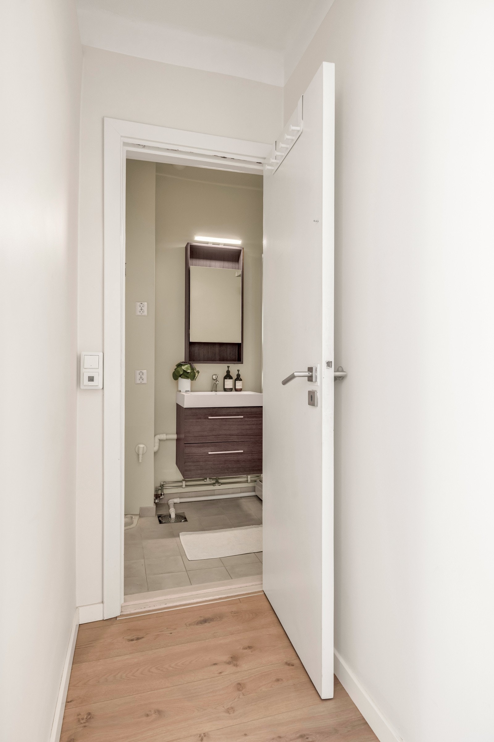 Inngang til bad fra entré Galleribilde