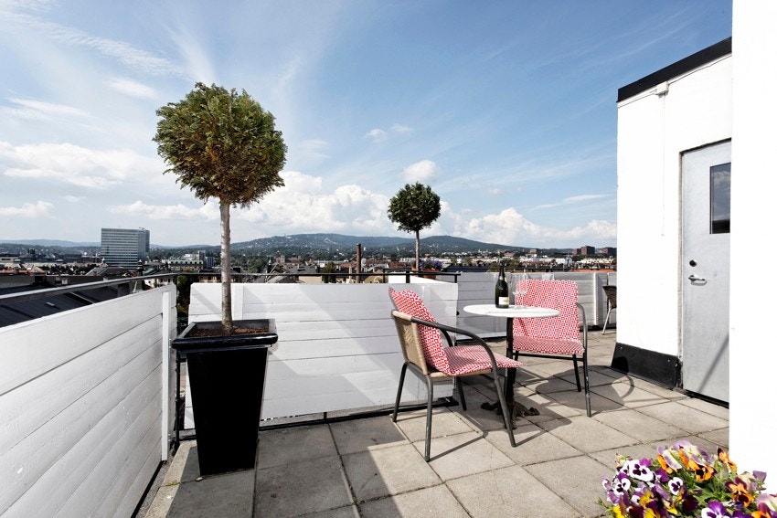 Solrik felles takterrasse hvor du kan nyte pene sommerdager Galleribilde