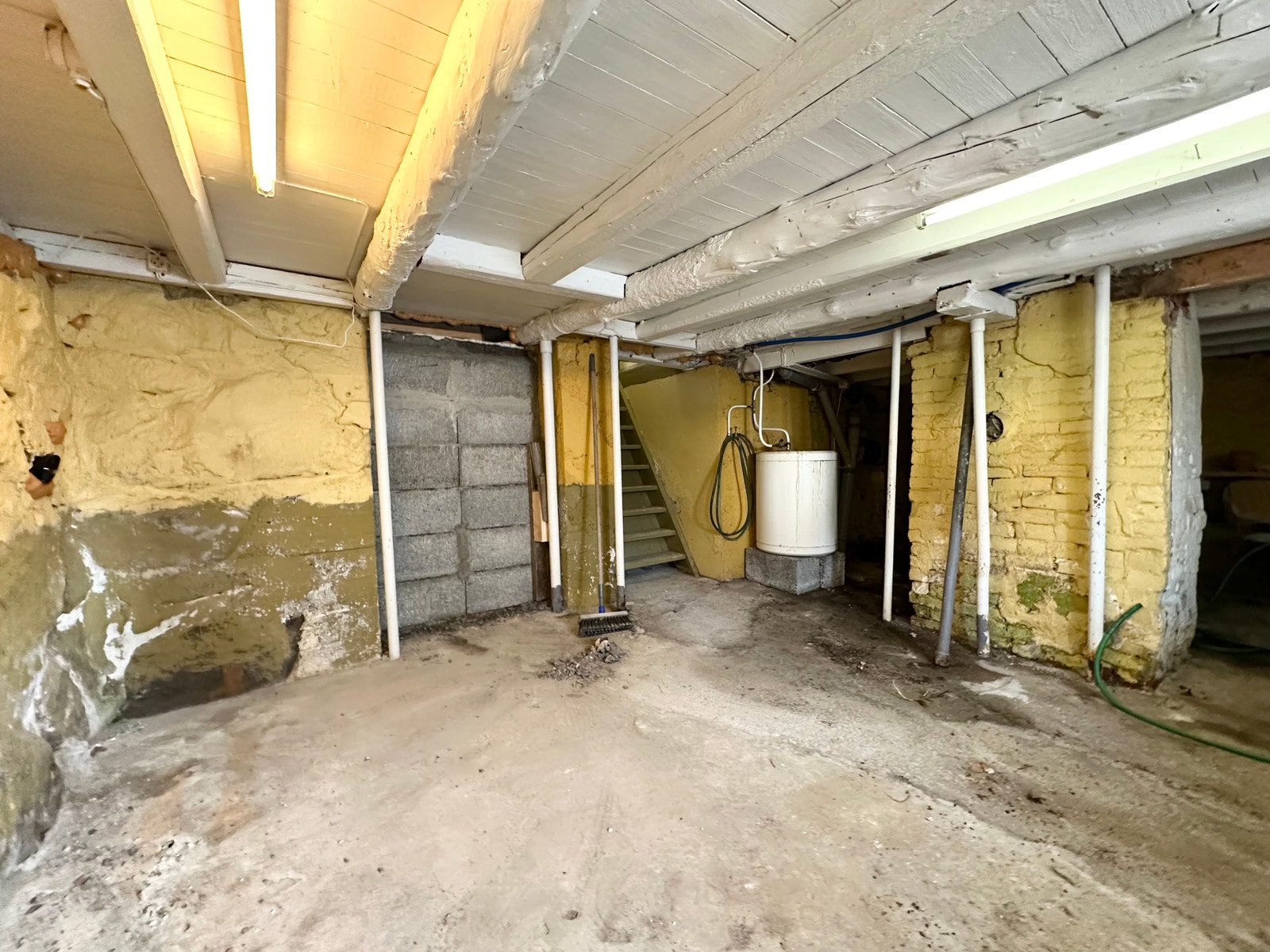 Uinnredet kjeller, lav takhøyde, begrenset tilgang Galleribilde