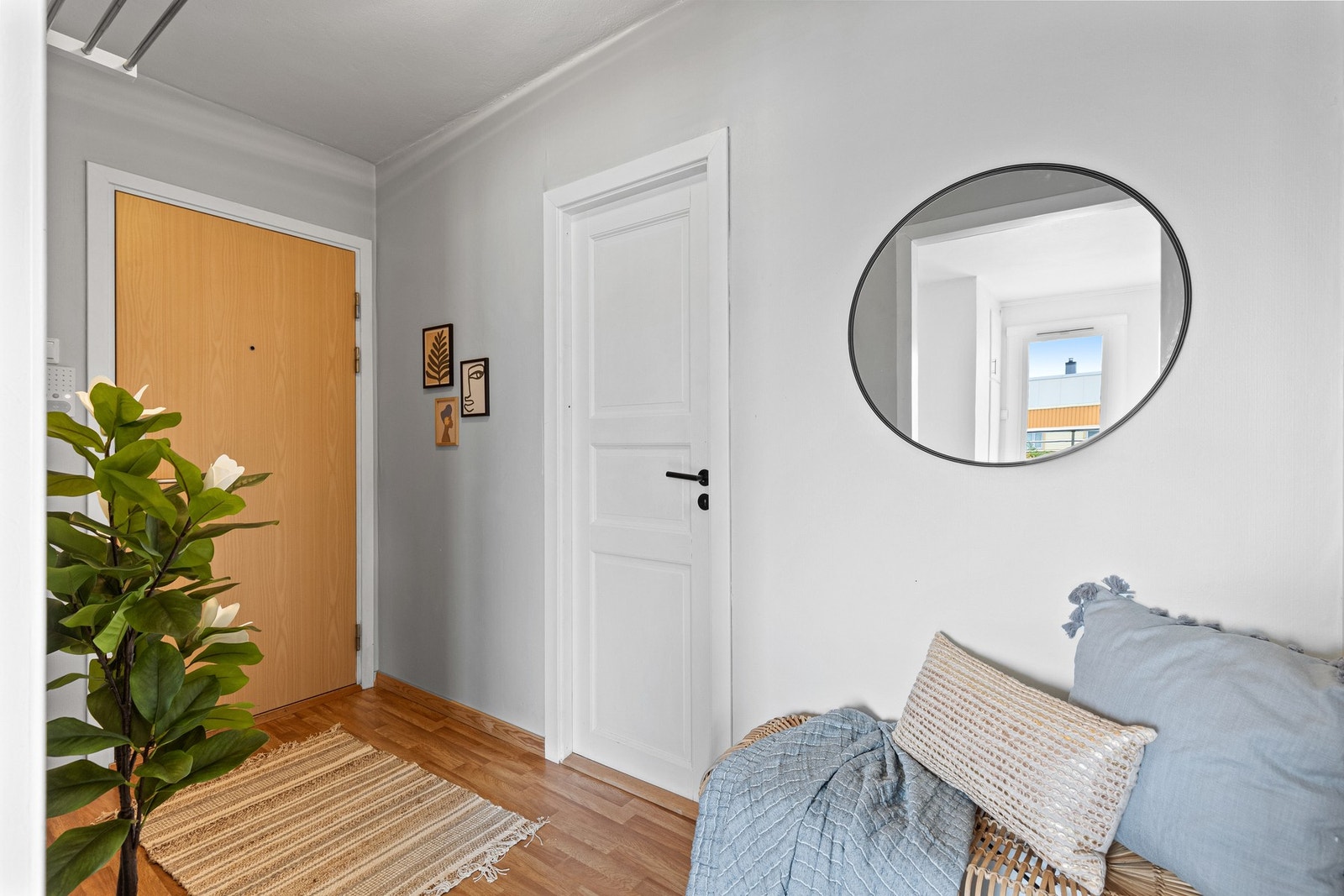 Innbydende entré med tilgang til bod på 4 kvm og baderom. Galleribilde