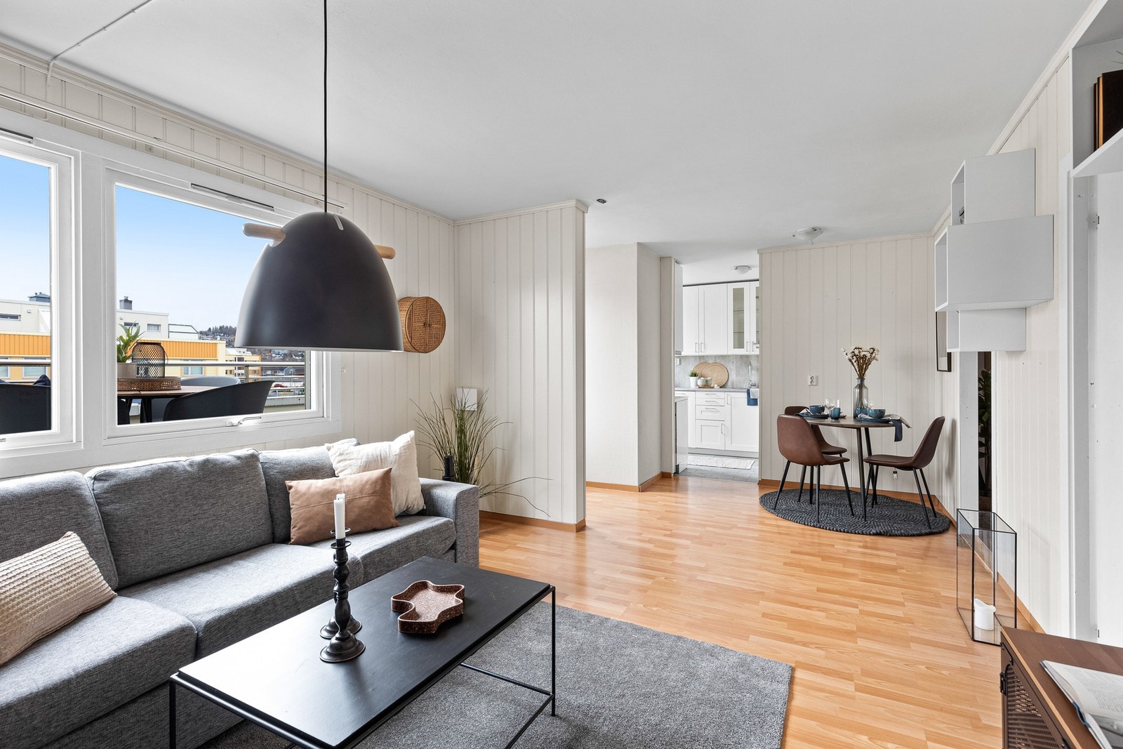 Rommet har en naturlig inndeling for møblement, og har god plass til både TV-krok og spisegruppe. Galleribilde