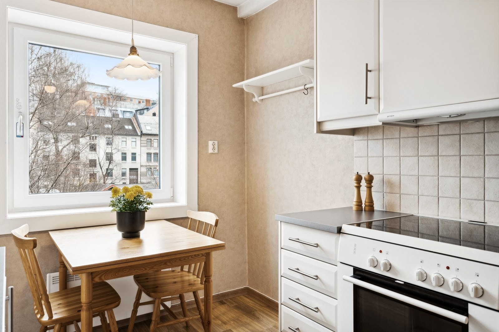 Kjøkkenet har også plass til frokostbord. Galleribilde