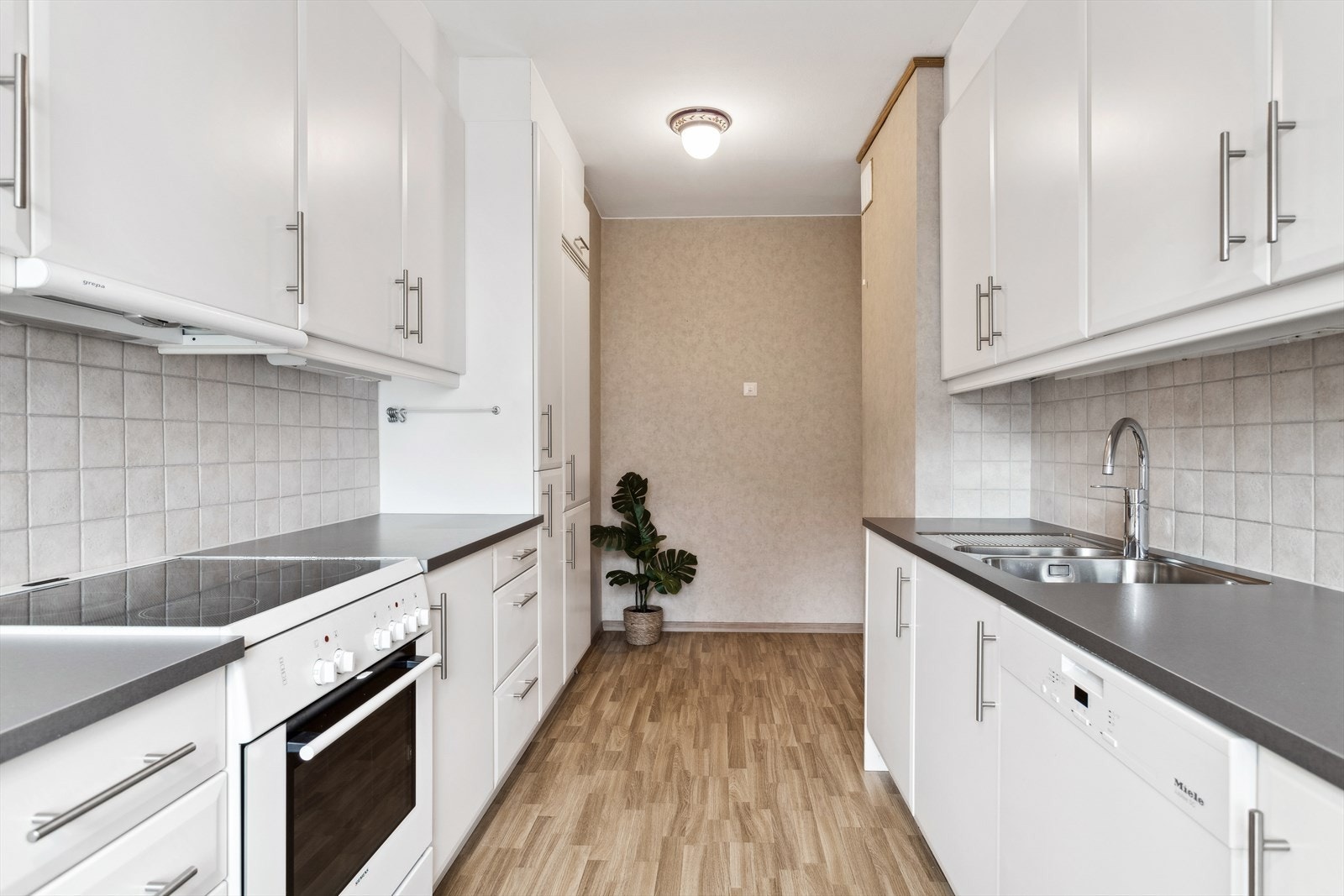 Kjøkkenet har frittstående komfyr samt opplegg til oppvaskmaskin. Integrert kombiskap og ventilator. Galleribilde