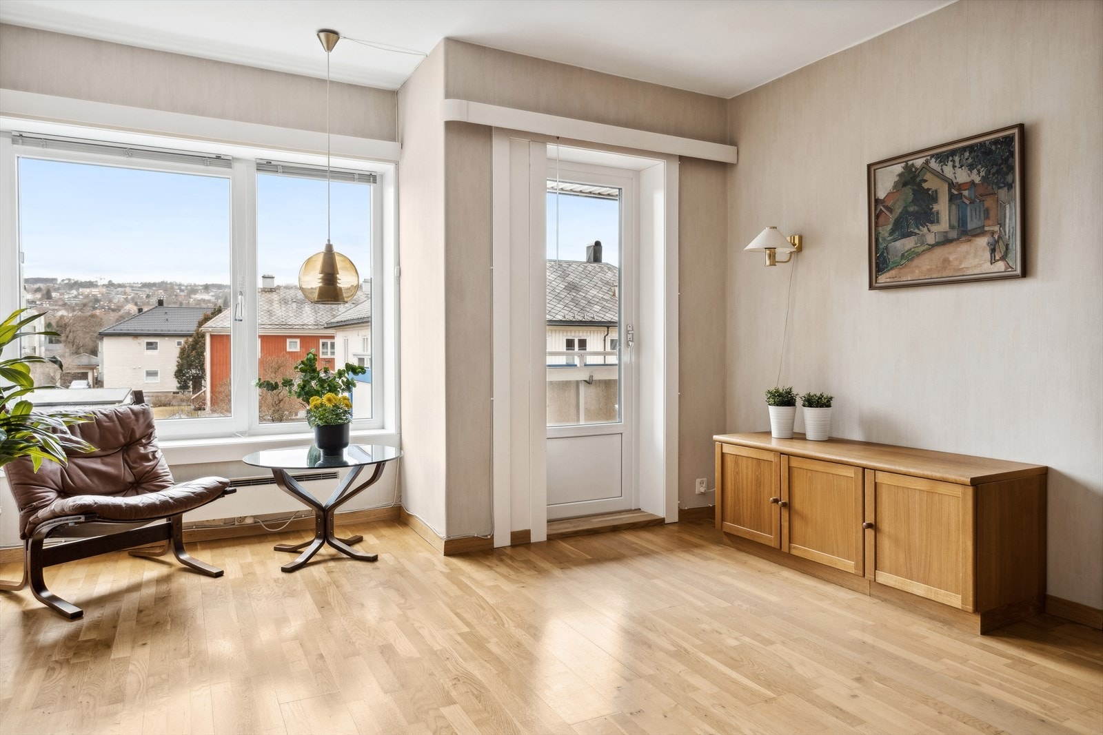 Fra stuen er det utgang til en hyggelig balkong. Galleribilde