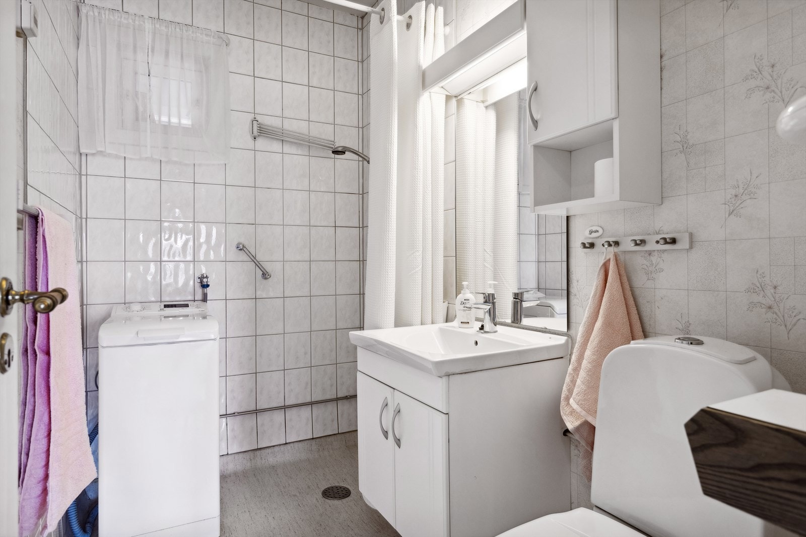 Baderommet er ca 3,5 m² og har belegg på gulv, flis på vegg i dusjsone, våtromstapet på øvrige vegger. Badet er av eldre dato og fremstår med behov for renovering.
Bad har gulvmontert wc, innredning med servant, åpen dusjsone samt opplegg for vaskemaskin. Galleribilde