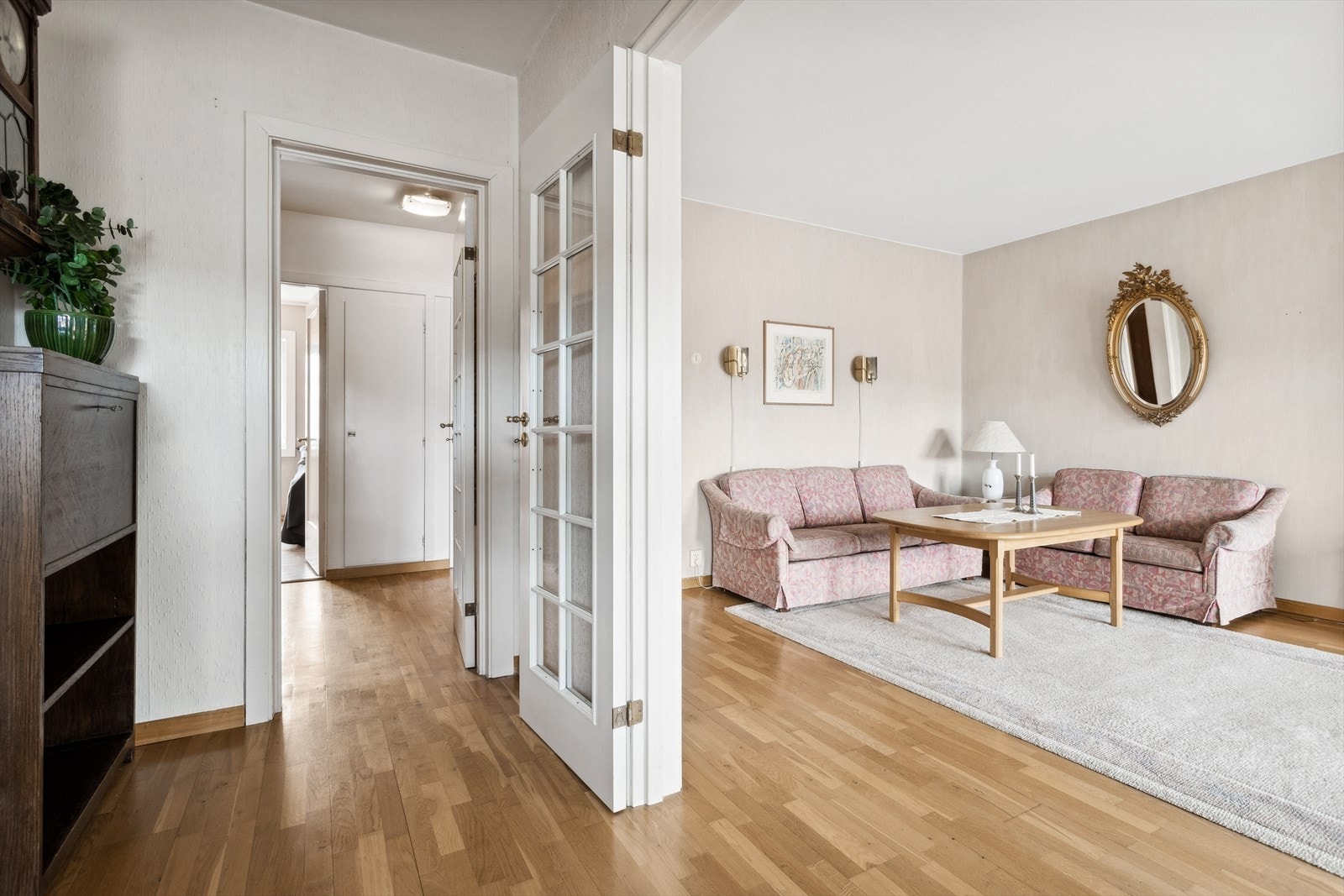 Leiligheten er ca 71 m² BRA-i og inneholder entré/gang, baderom, soverom, bod, kjøkken, spisestue (opprinnelig sov) og stue. Galleribilde