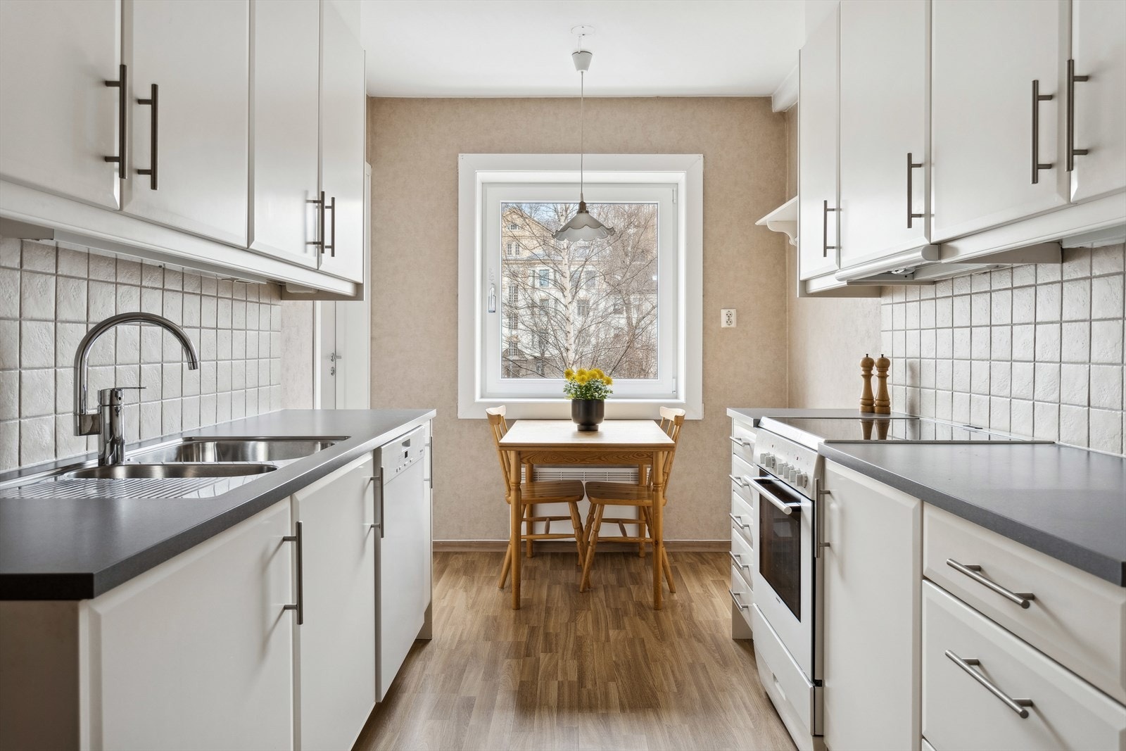 Kjøkkenet er ca 11 m² og har innredning bestående av folierte skrog med profilerte fronter og laminert benkeplate. Flis på vegg over benkeplate. Galleribilde