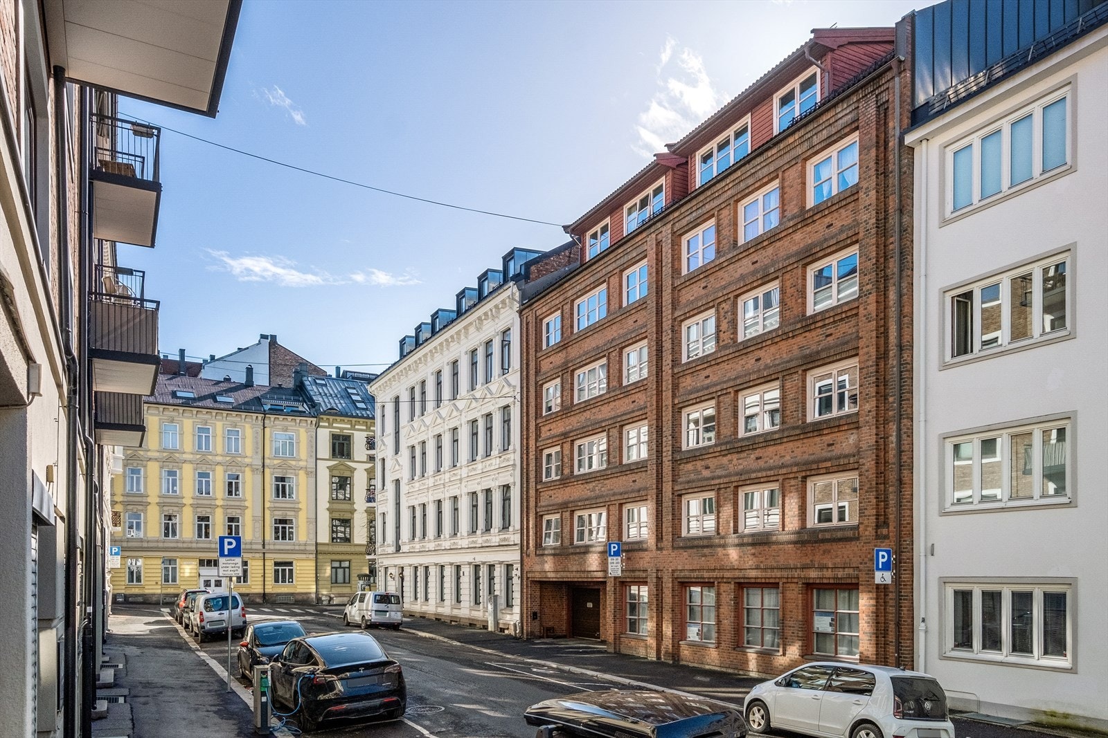 Sameiet Benneches gate 4 består av 20 eierseksjoner, hvorav en garasjeseksjon for 12 biloppstillingsplasser, og en næringsseksjon. Galleribilde