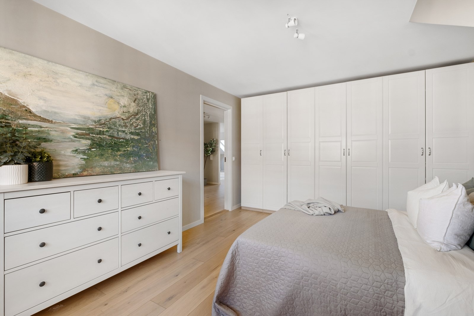 Soverommet er malt i lyse farger og har god plass til dobbeltseng, nattbord e.l. Galleribilde