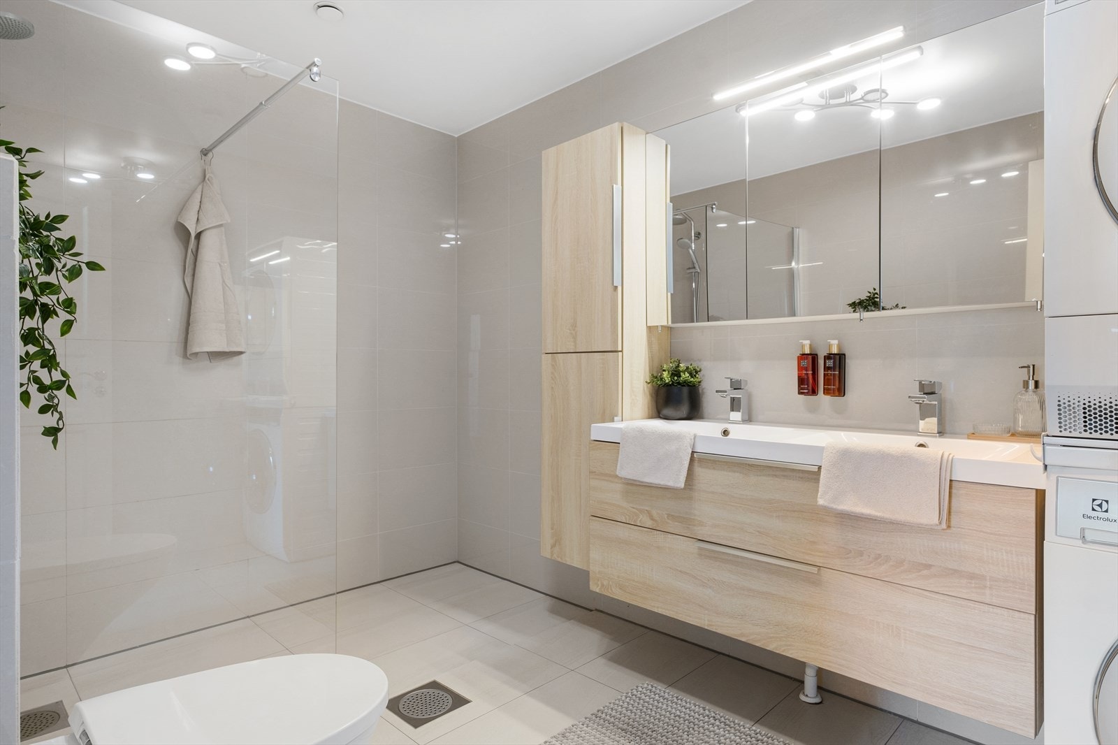 Pent og innbydende flislagt bad med varmekabler. Badet er av god størrelse og ble pusset opp i 2016. Galleribilde