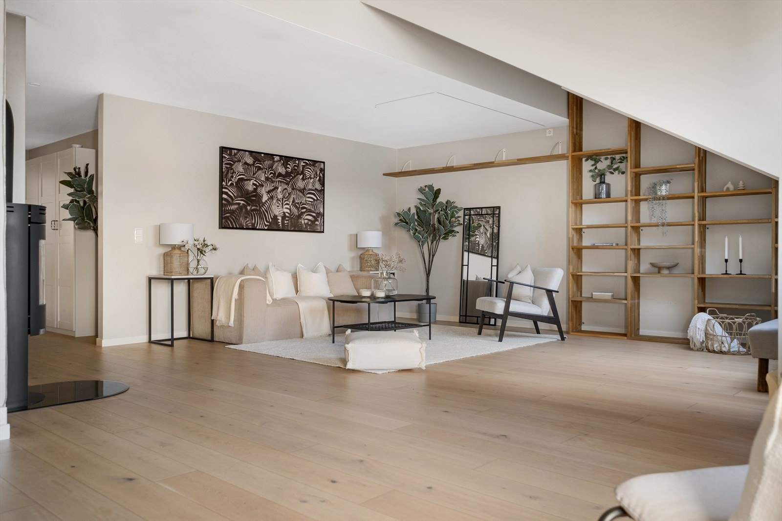Leiligheten har flotte detaljer og moderne løsninger, inkludert en koselig peisovn, en romslig balkong mot sør-vest og tre komfortable soverom. Galleribilde