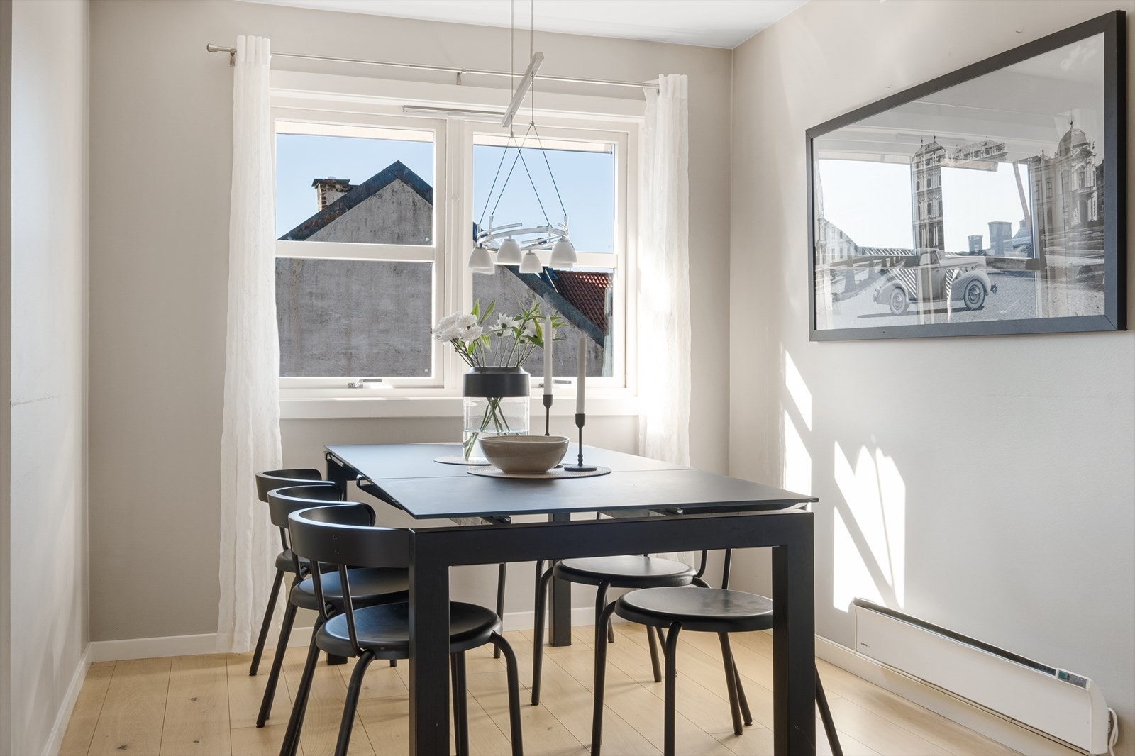 Kjøkkenet har en koselig plass til spisebord samt delvis åpen løsning mot stuen. Galleribilde
