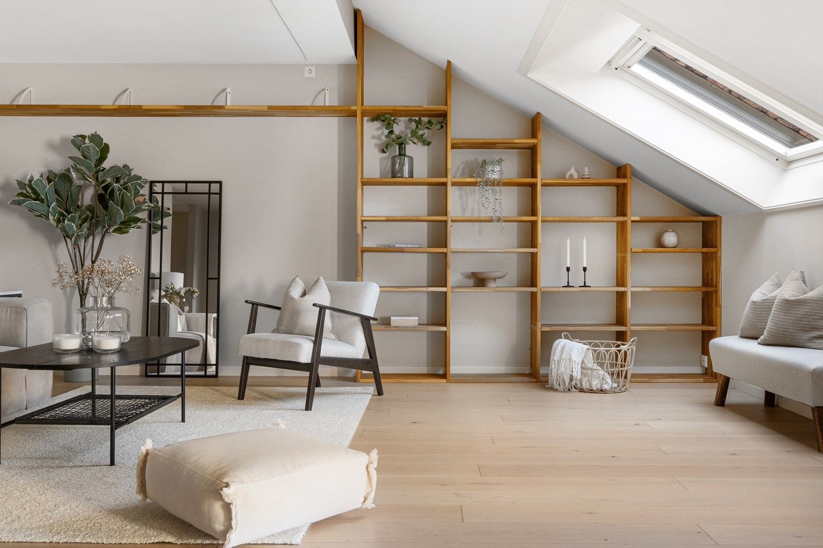 Stuen er luftig og har store vindusflater som slipper inn godt med naturlig lys, og som skaper en god atmosfære. Galleribilde