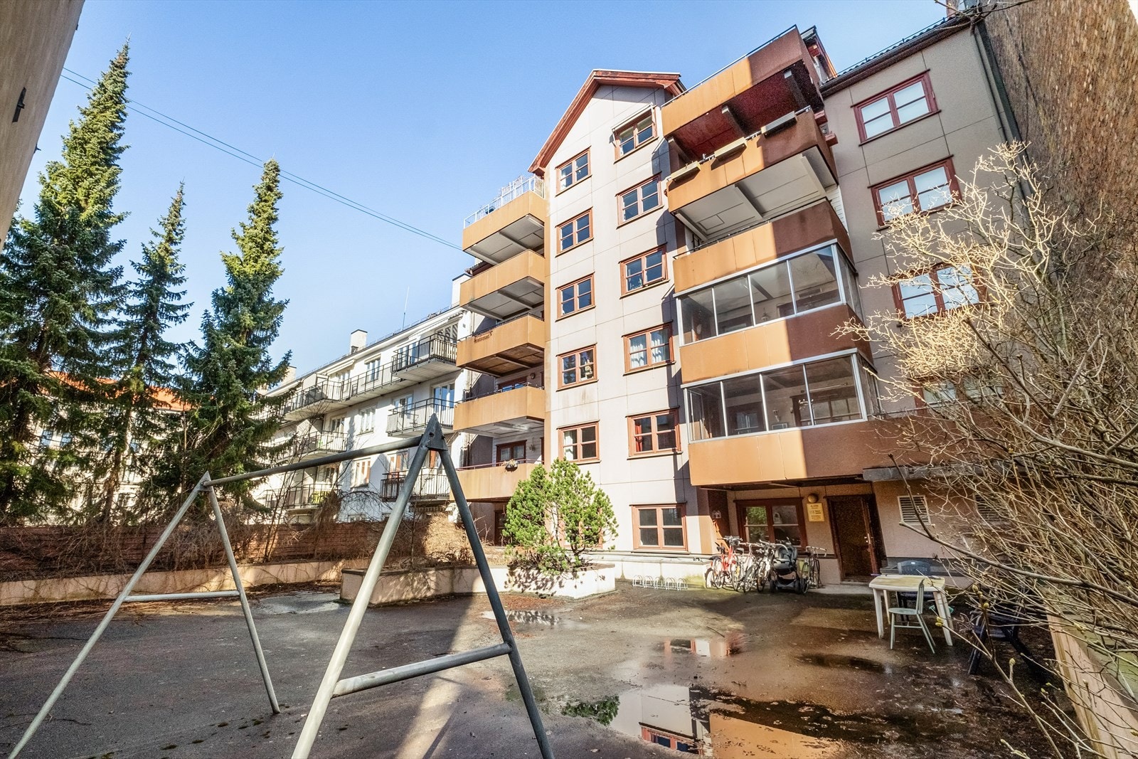 Sameiet disponerer en koselig felles bakgård som kan benyttes av beboerne. Galleribilde