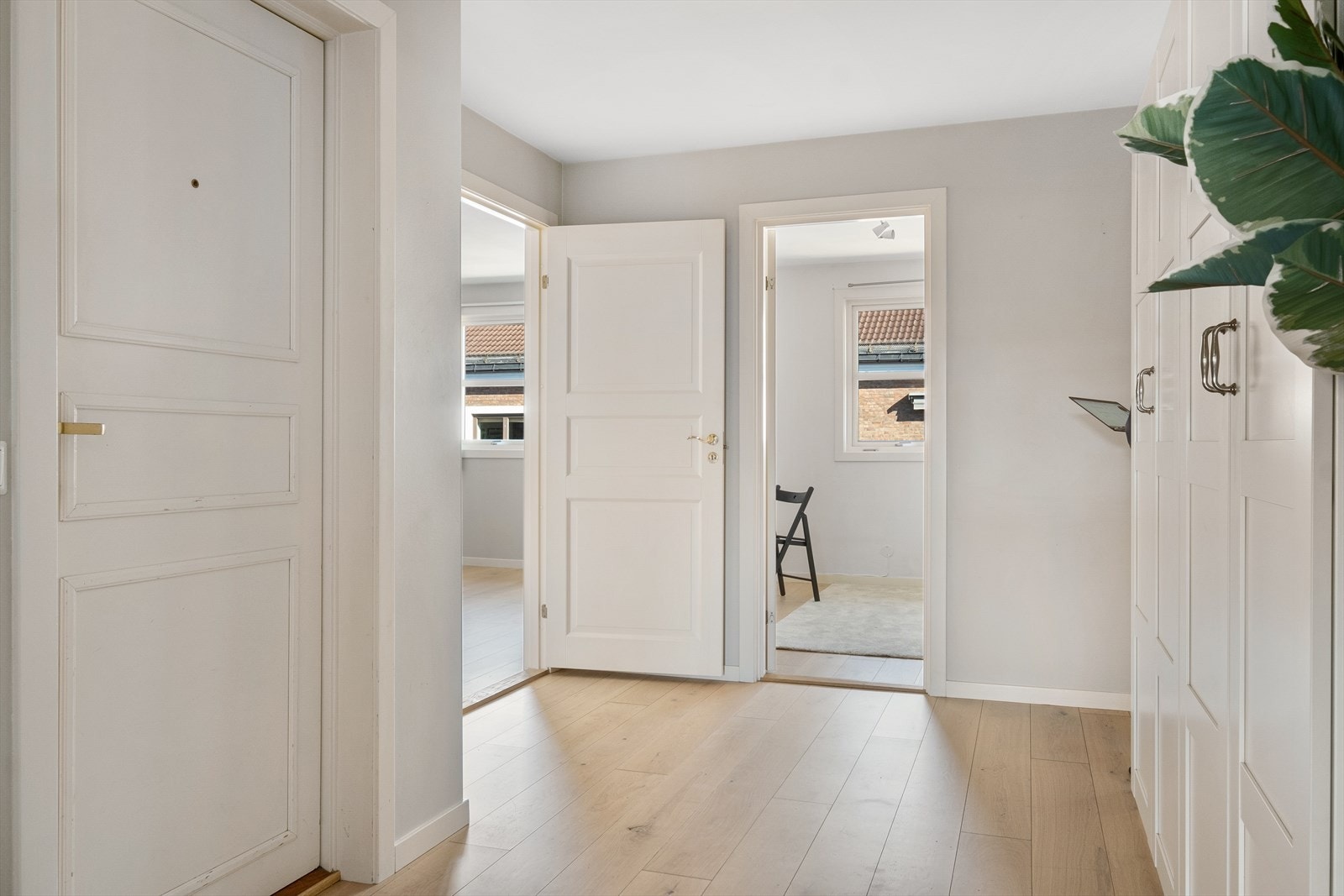 Entréen har et stort innebygd garderobeskap, og god plass til kommoder, sittebenk, skohylle e.l. Parkett på gulv og malte slette vegger. Adkomst til leilighetens soverom og bad. Galleribilde