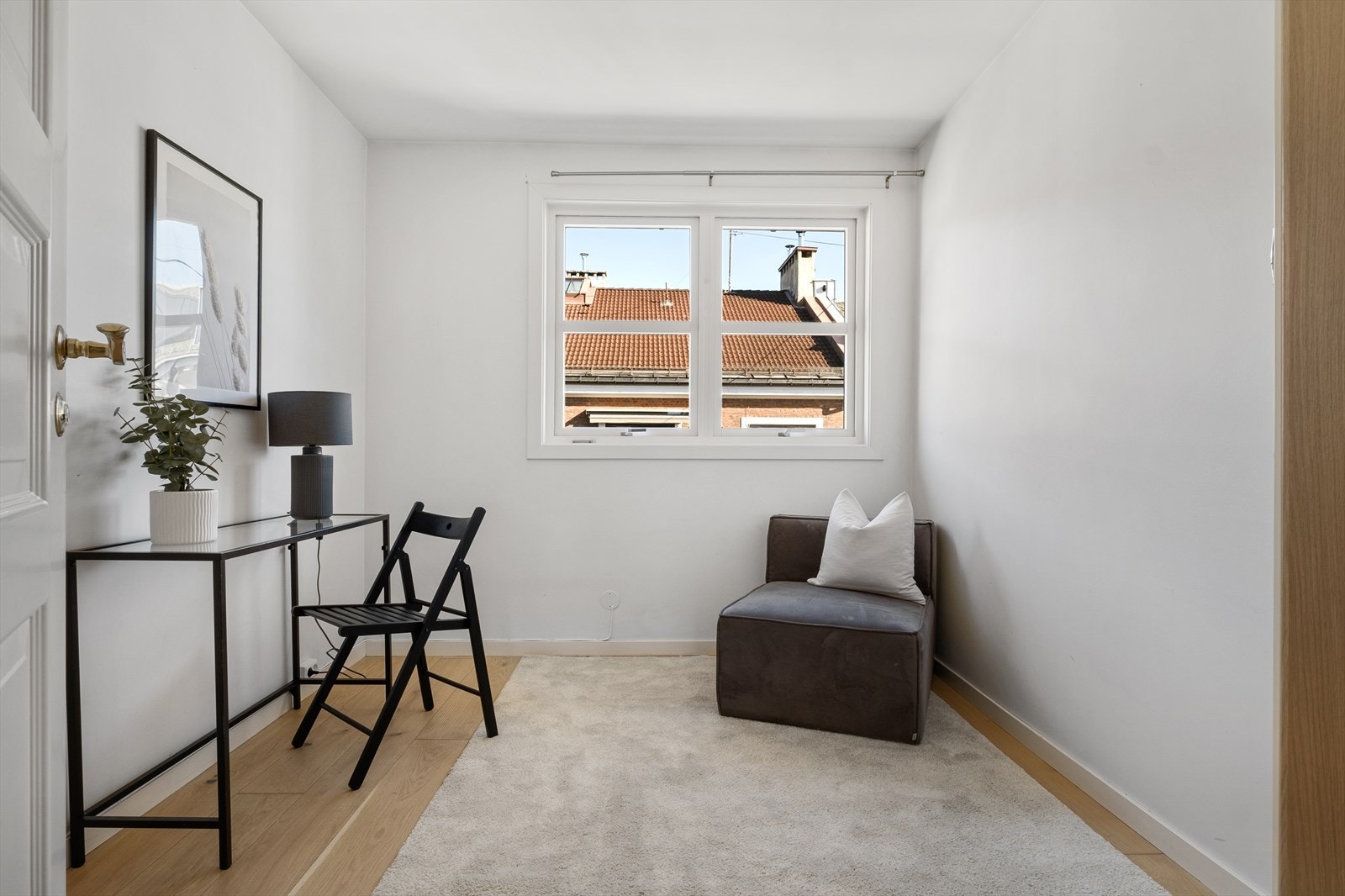 Soverom 2 og 3 er av god størrelse og har plass til seng, skrivebord, nattbord e.l og er perfekt som barnerom, gjesterom eller kontor. Galleribilde