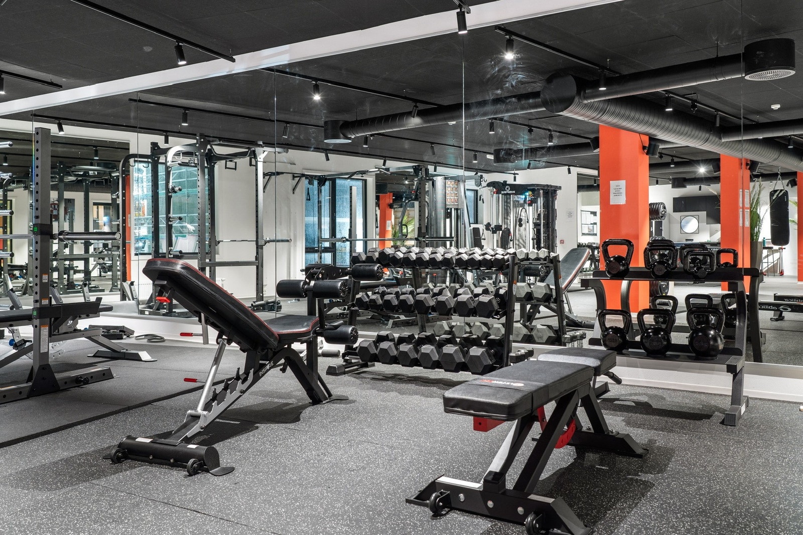 Treningsrommet for beboerne er lokalisert i Fellesarealbygget i gårdsrommet. Arealet avsatt til dette formålet er på ca. 250 m2, og vil være utstyrt med et nødvendig utvalg av apparater og utstyr som hører til i et treningsrom. Inkludert i treningsfasilit Galleribilde