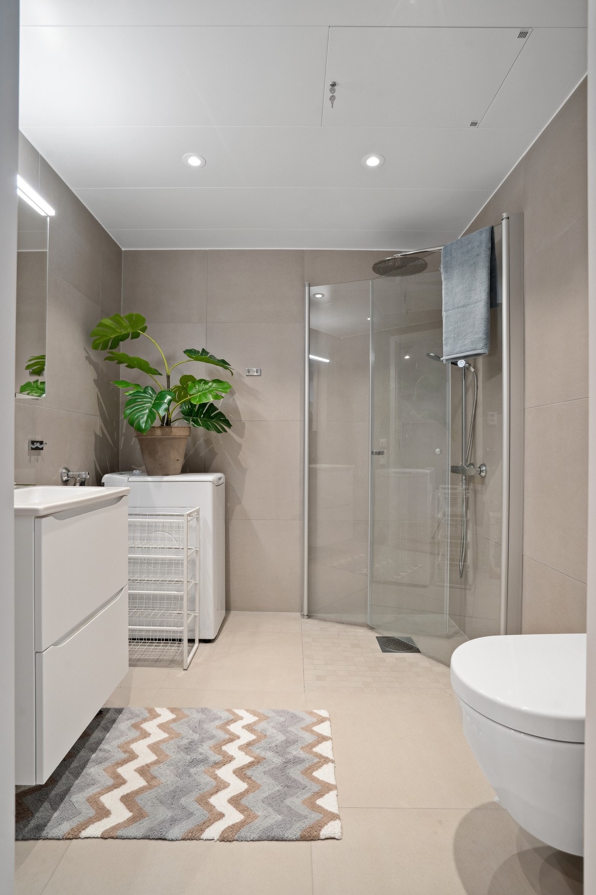 Delikate fliser og moderne badeinnredning. Galleribilde