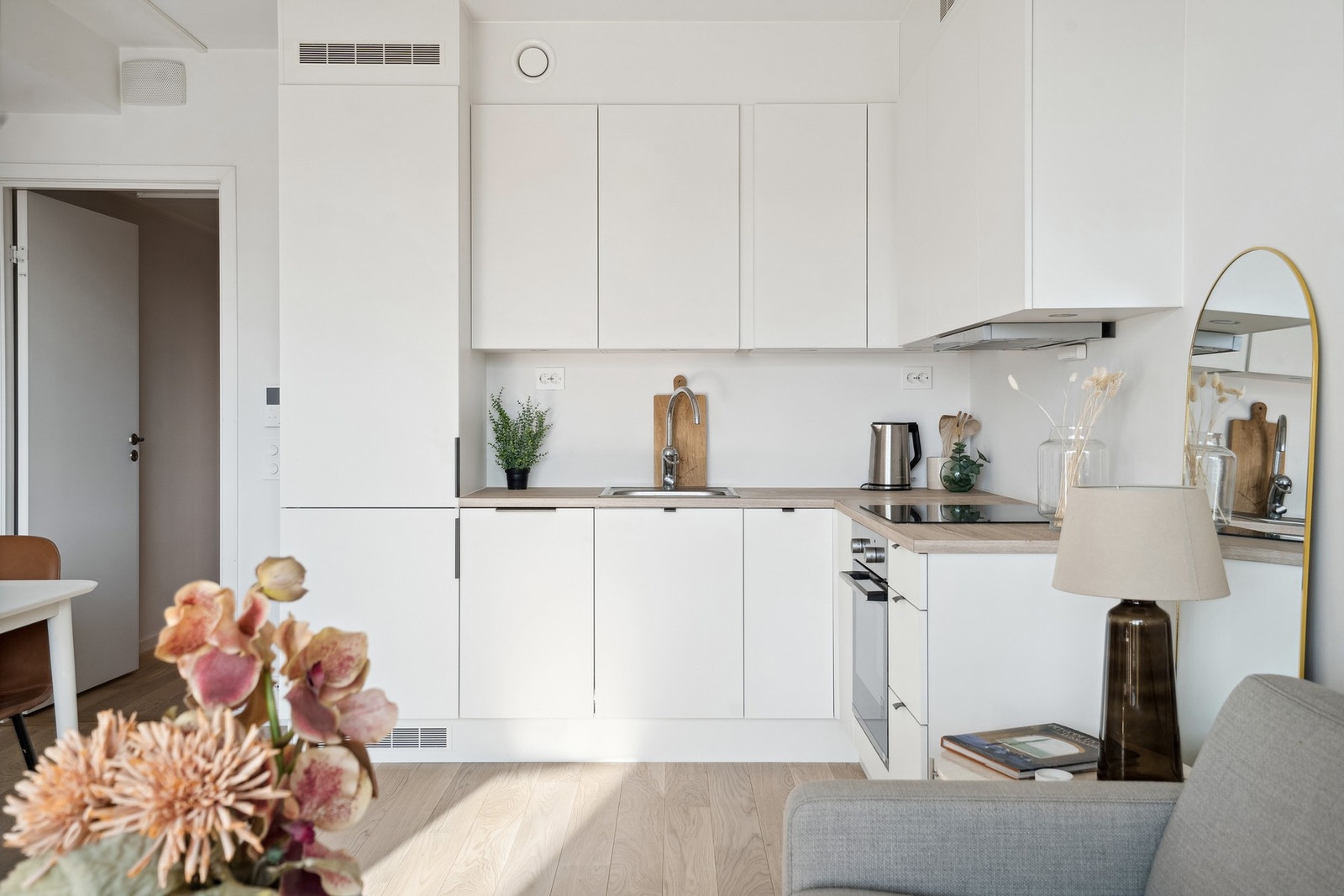 Innholdsrikt og moderne kjøkken fra HTH med integrerte hvitevarer. Galleribilde