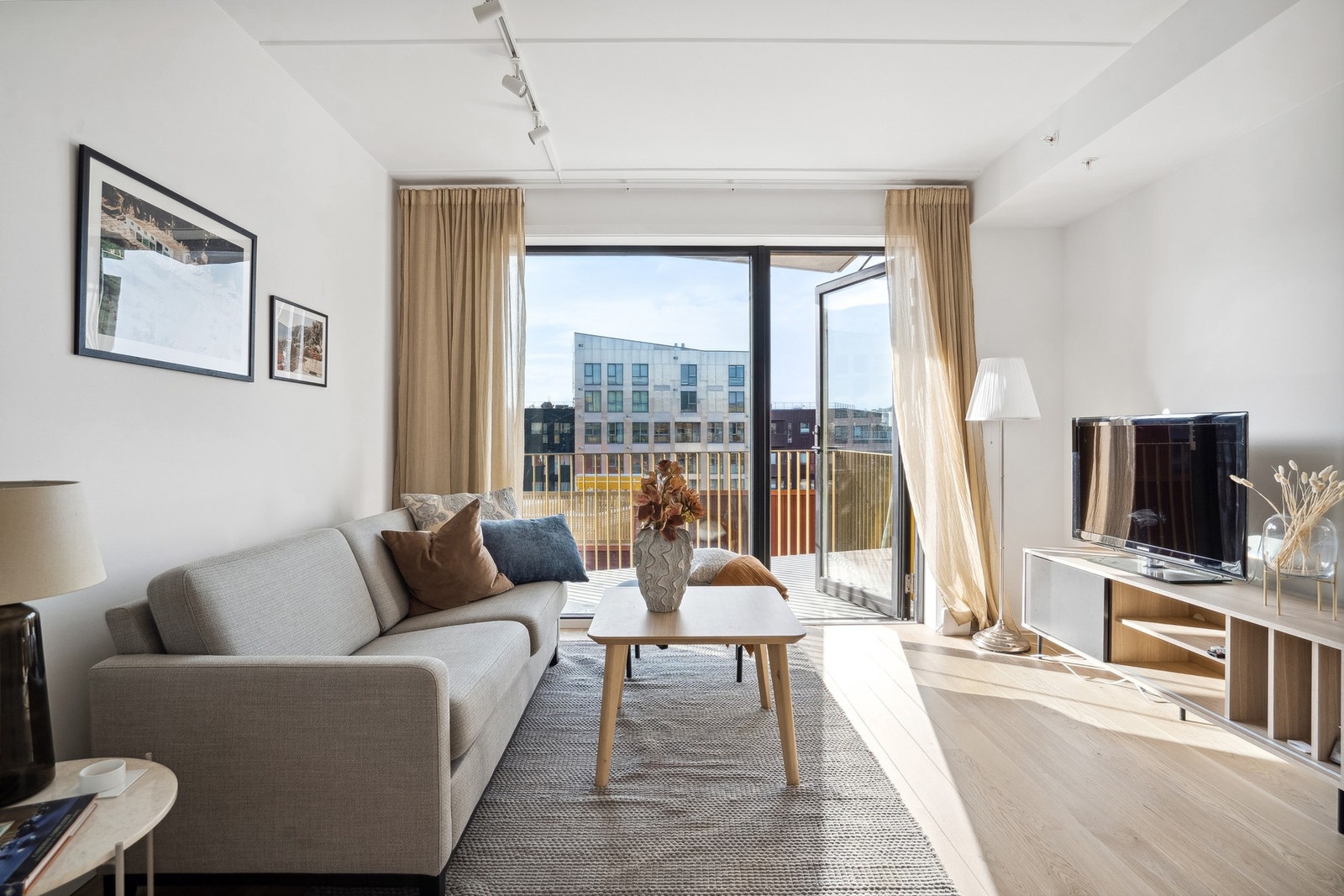 Stue med utgang til sørvendt balkong Galleribilde