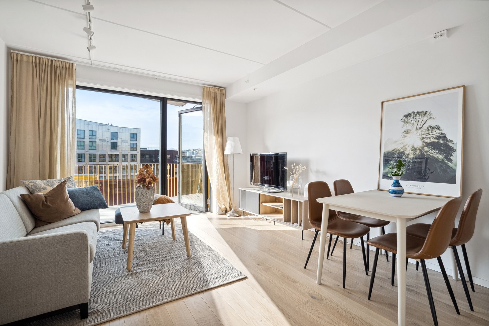 Leiligheten ble oppført i 2023 og fremstår derfor som ny og med gjennomgående god standard. Galleribilde