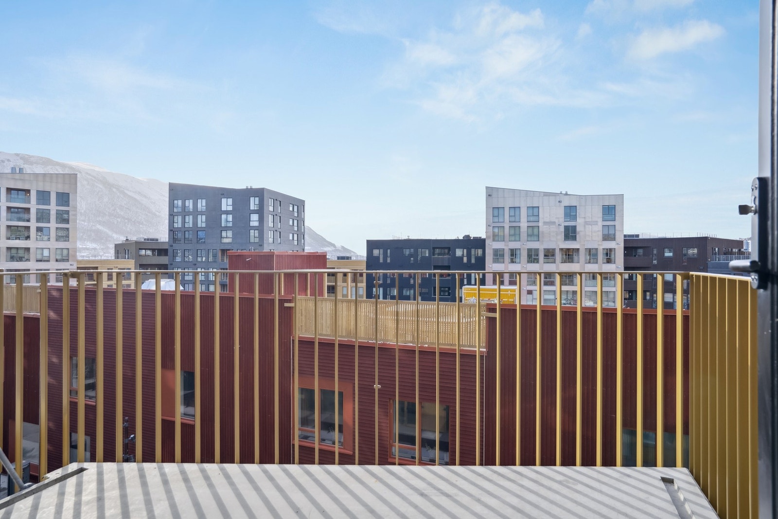 Fin utsikt og gode sol forhold fra balkongen. Galleribilde