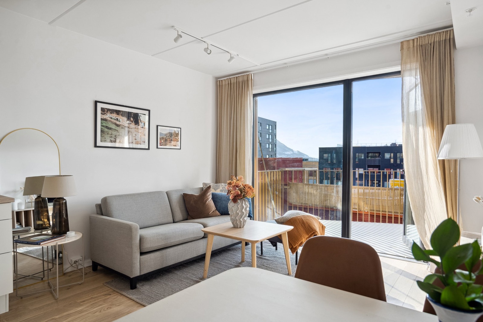 Leiligheten har store vindusflater mot sør. Vannbårenvarme er det også. Galleribilde