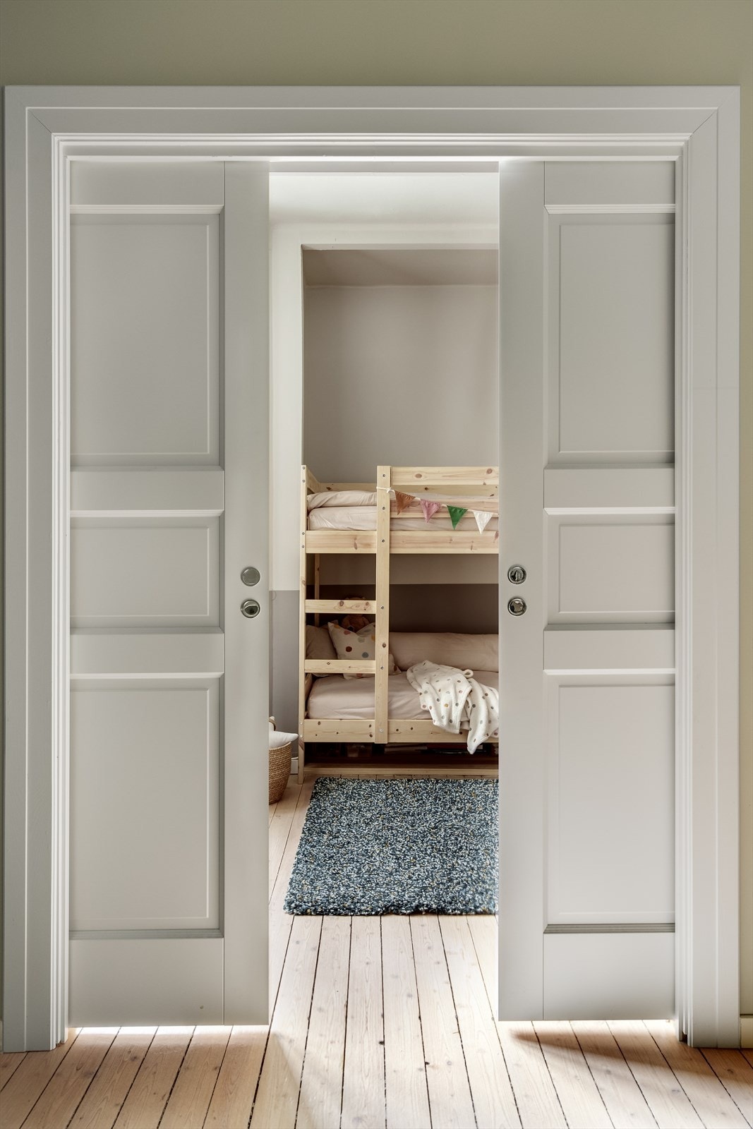 Flotte dører som skiller kjøkken og innredet rom. Galleribilde