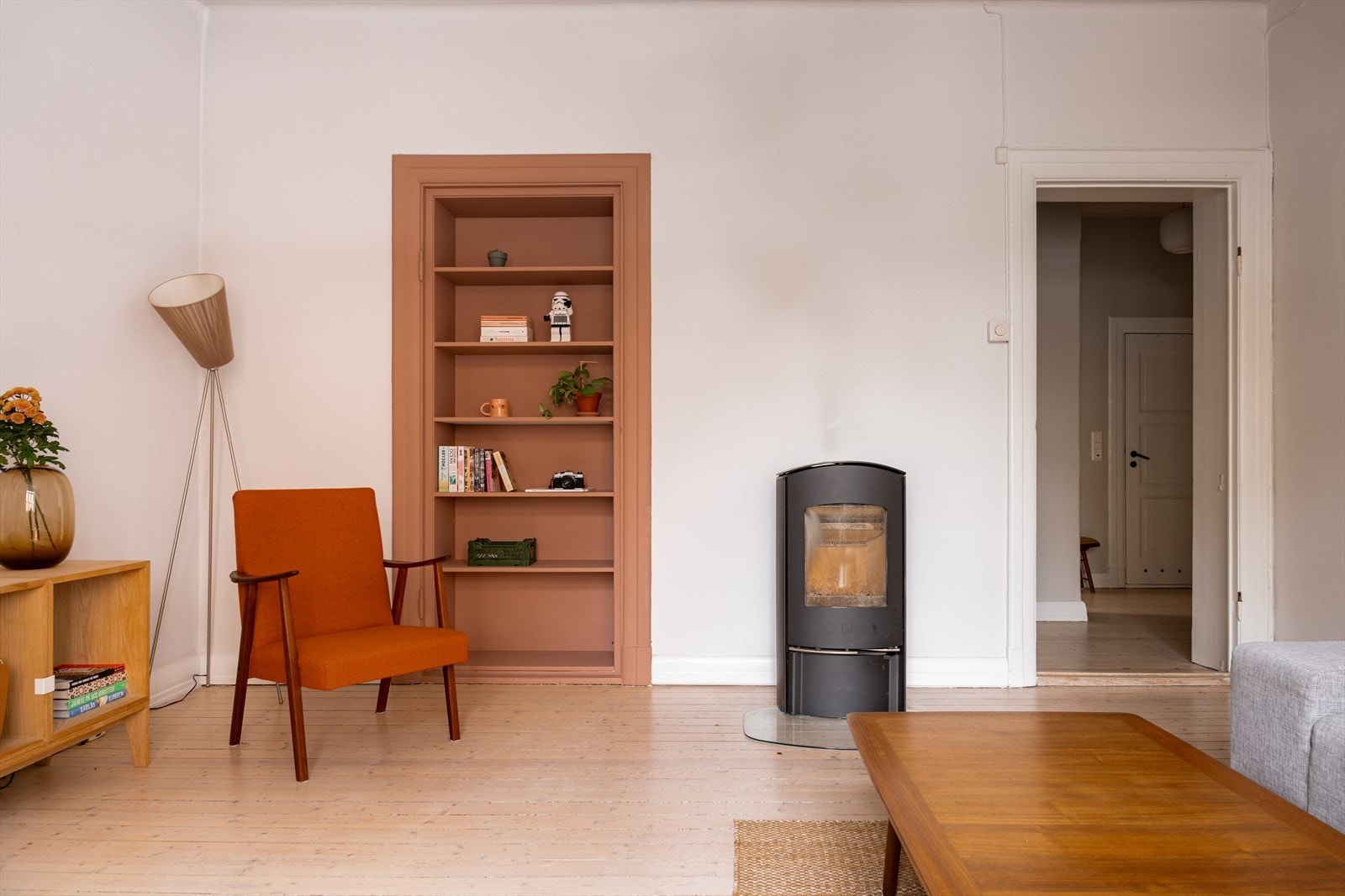 Peis i stuen som bidrar til varme og hygge på kjøligere vinterdager. Galleribilde