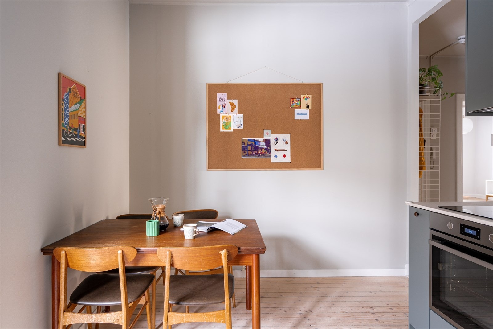 Plass til en hyggelig spisegruppe på kjøkkenet. Galleribilde