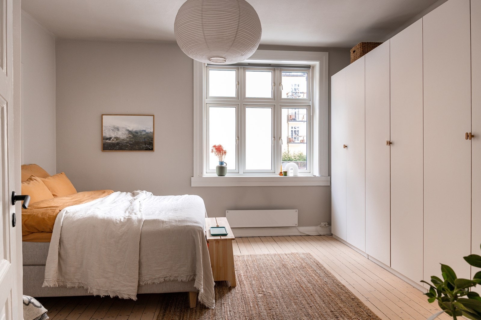 Her har du god plass til dobbeltseng, tilhørende nattbord og annet soveromsinteriør. Galleribilde