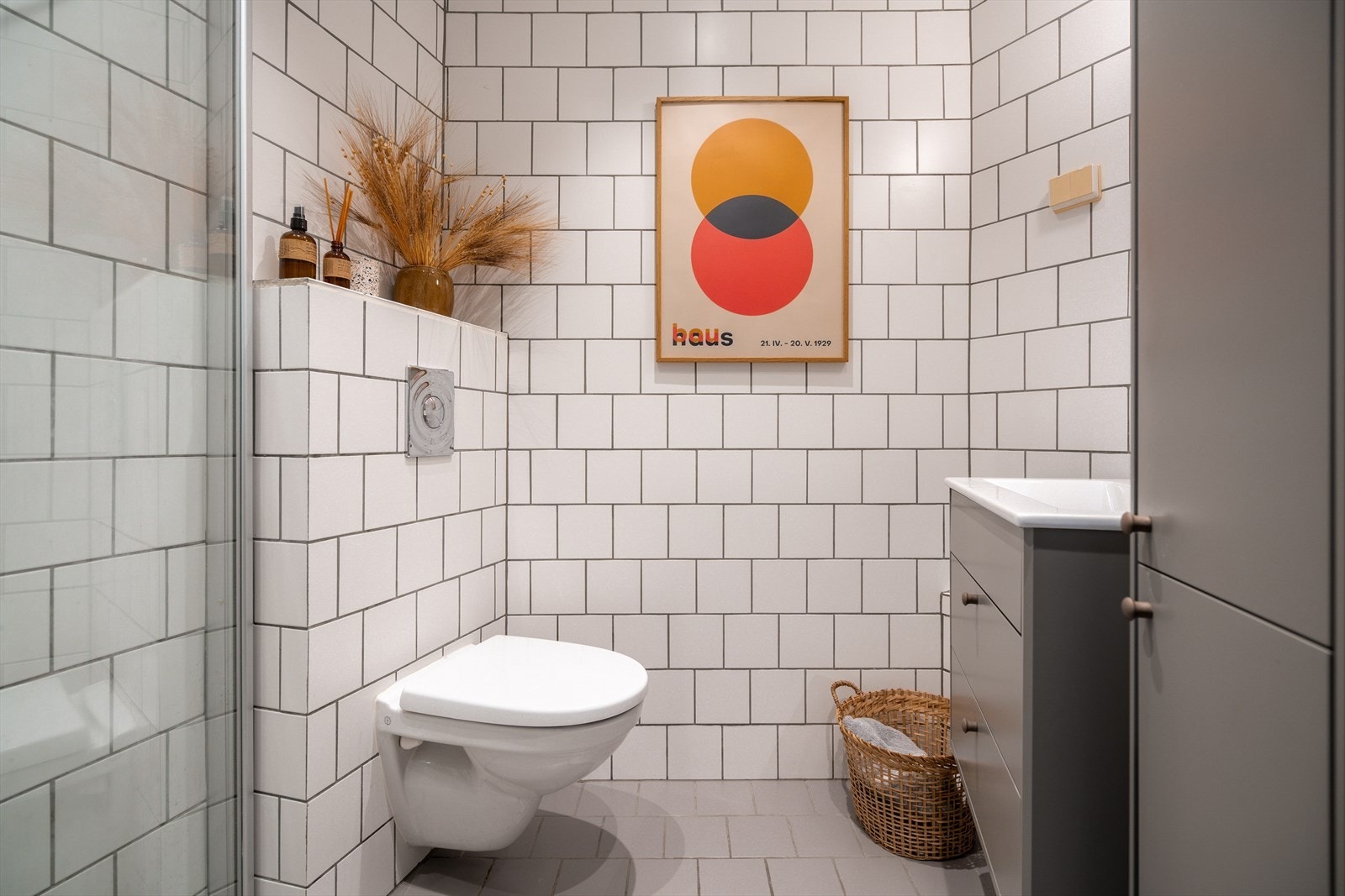 Pent bad med varmekabler i gulv og downlights i himling. Galleribilde