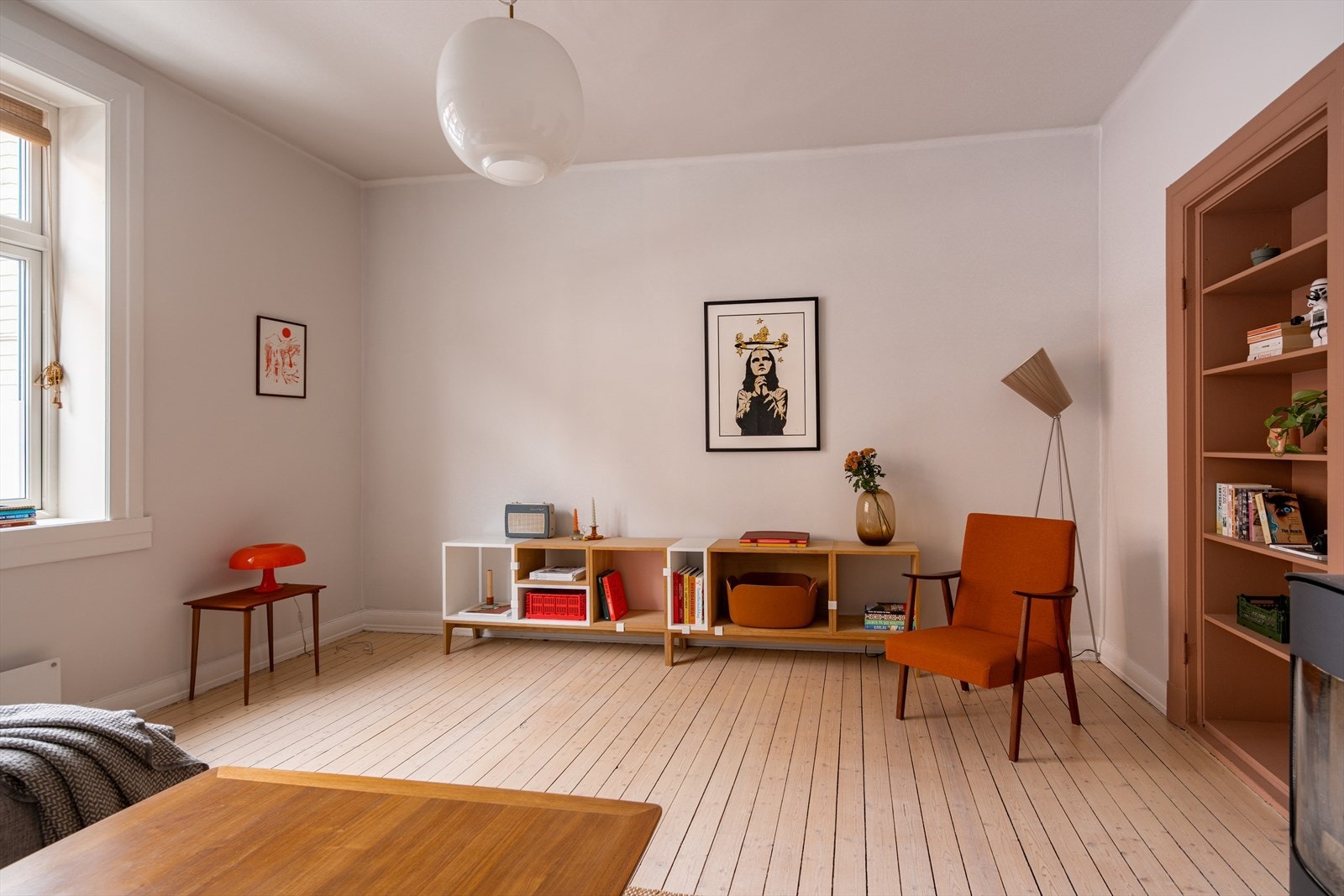 Boligen ligger i en høy 1. etasje og har flotte, klassiske detaljer som god takhøyde, originale tregulv og store vindusflater med dype karmer. Galleribilde