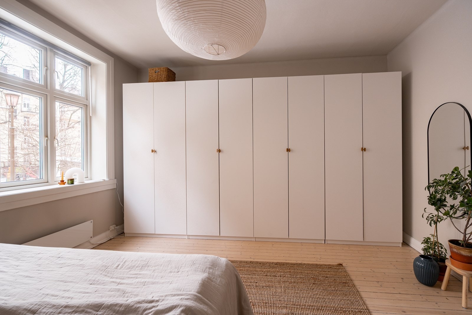 Godt med oppbevaringsplass i stor garderobe. Galleribilde