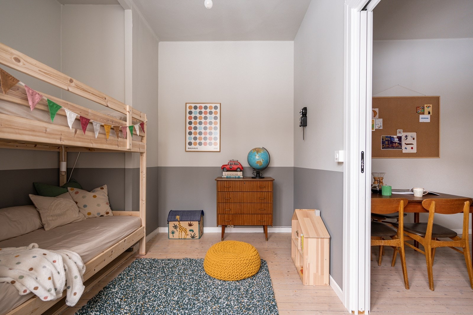 Rommet er innredet med seng og annet soveromsinteriør. Galleribilde