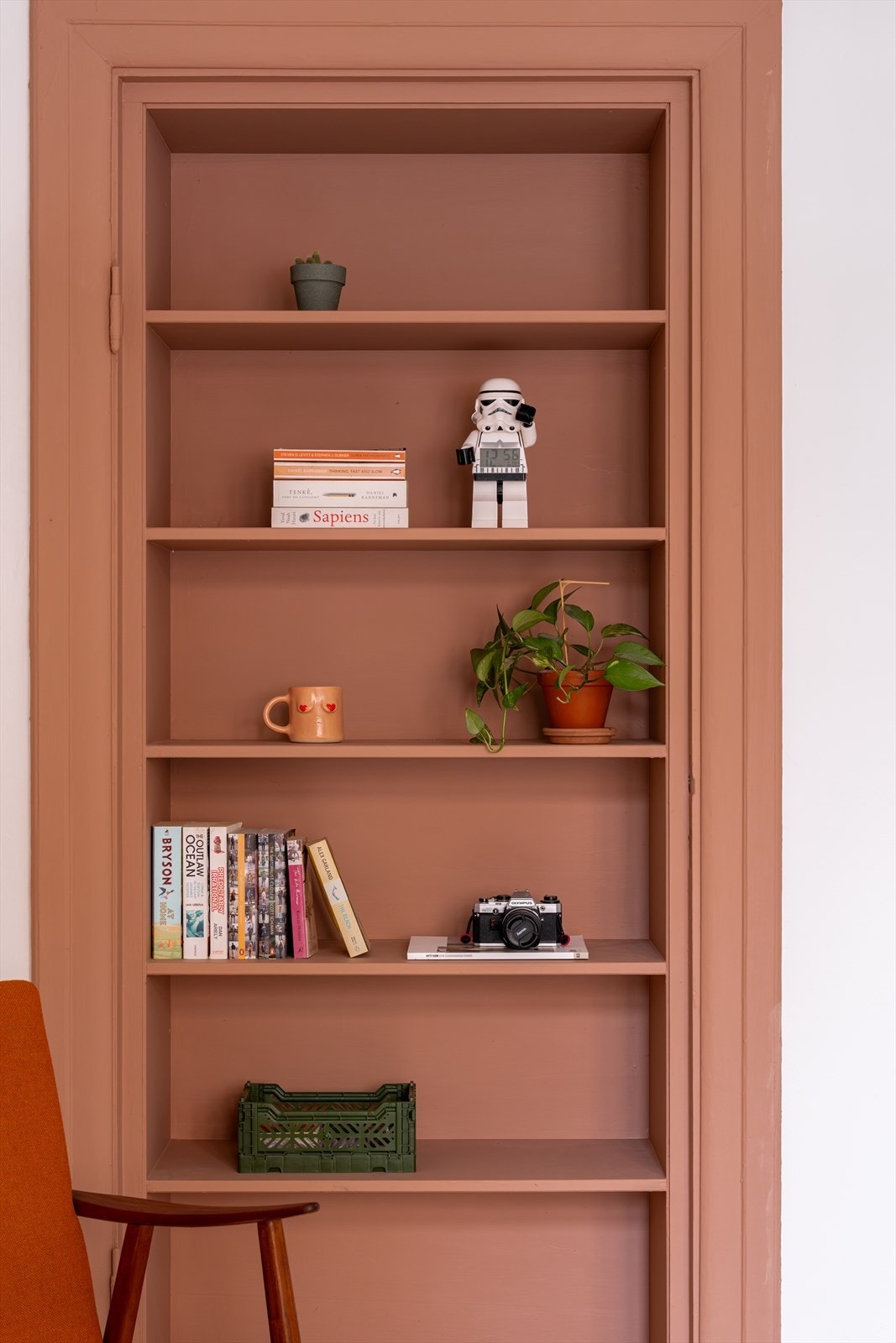 Stilig plassbygd hylle i stuen. Galleribilde