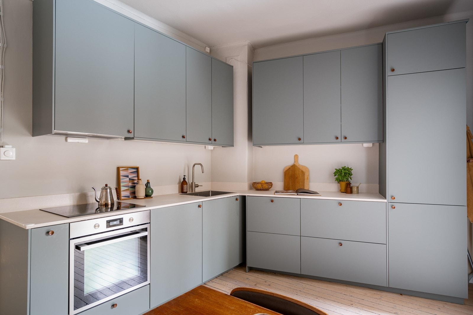 Lekkert kjøkken fra 2021 med god skap- og benkplass. Galleribilde