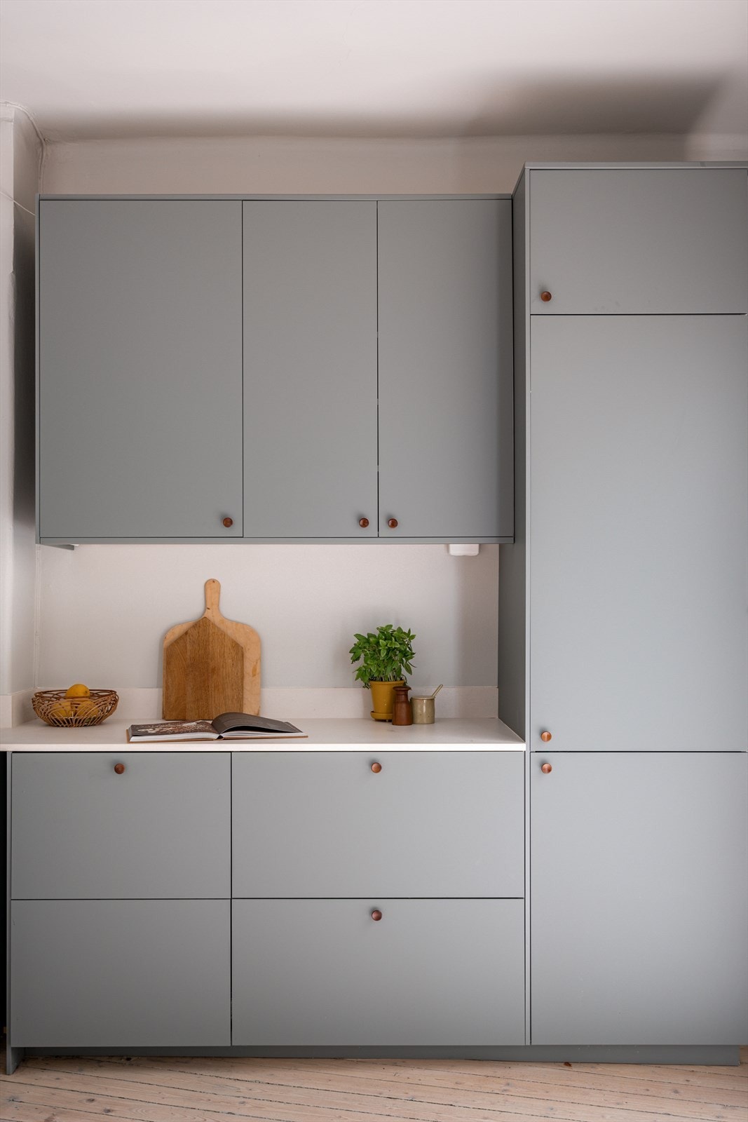 Kjøkkenet har integrerte hvitevarer som induksjonsplatetopp, stekeovn, oppvaskmaskin og kjøle -/fryseskap. Galleribilde