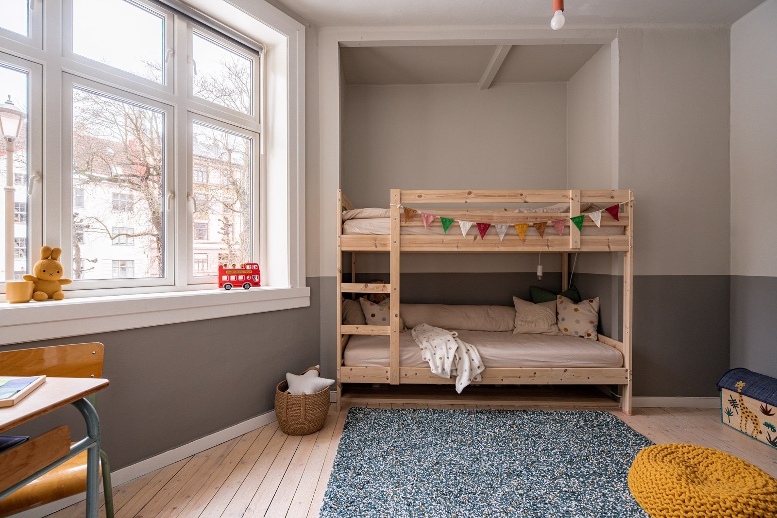 Rommet brukes i dag som et barnerom, men en del av rommet var opprinnelig et kott som er tatt ned (Ikke søkt om). Galleribilde