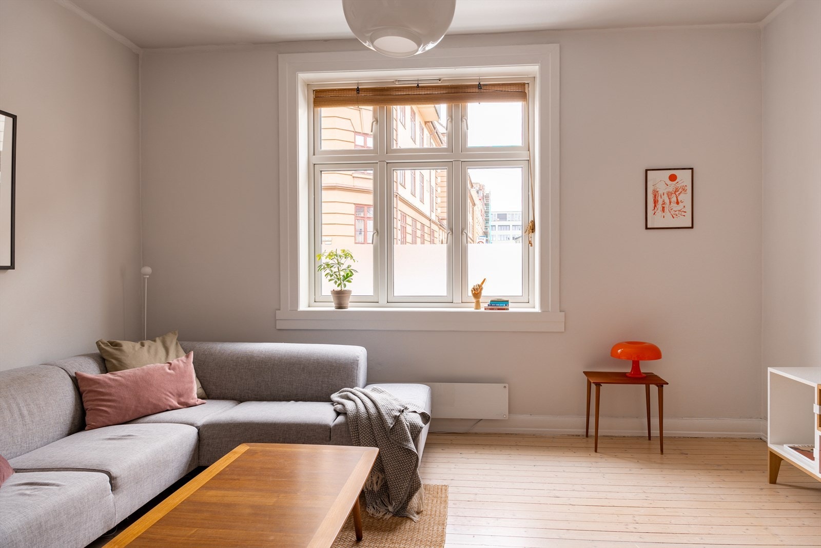 Lys og luftig stue med plass til spisestue, sofagruppe og mediemøbler. Galleribilde